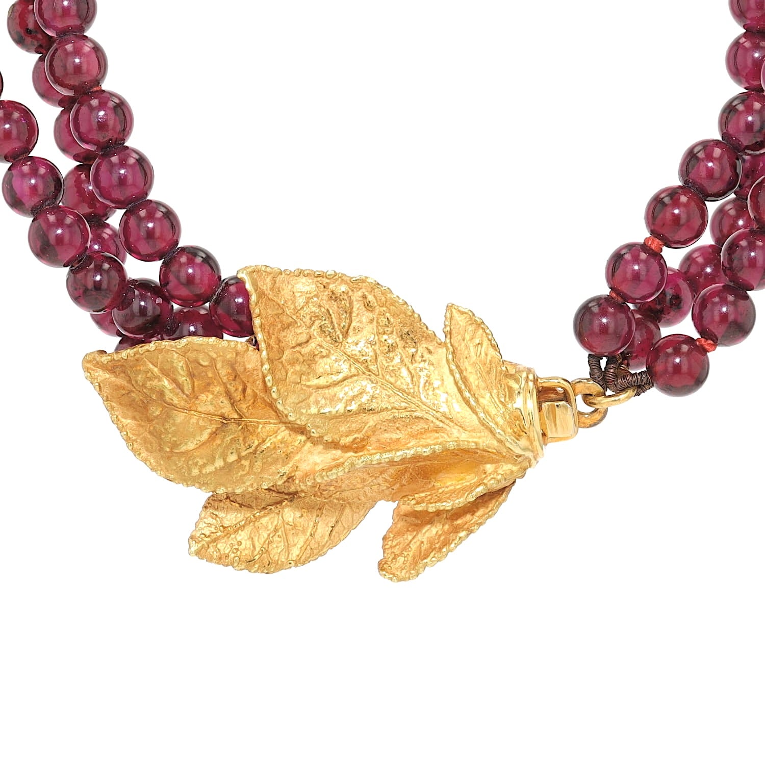 Ehinger Schwarz Collier aus Rhodolith Kugeln und einem Schloss aus 750er Gelbgold, Nahaufnahme Mittelteil