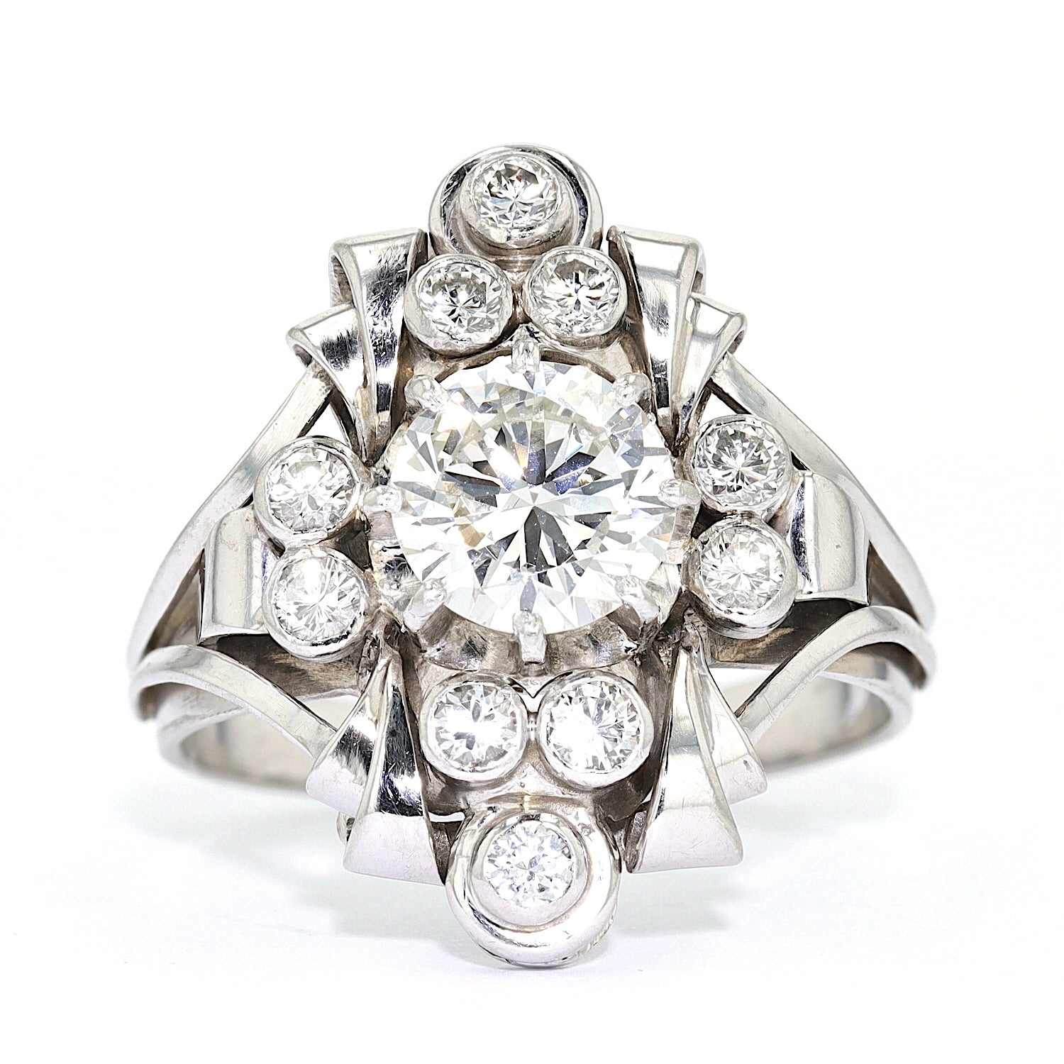 Art Deco Ring in 750er Weißgold mit Brillanten, gesamt ca. 1,8 ct, liegend frontal