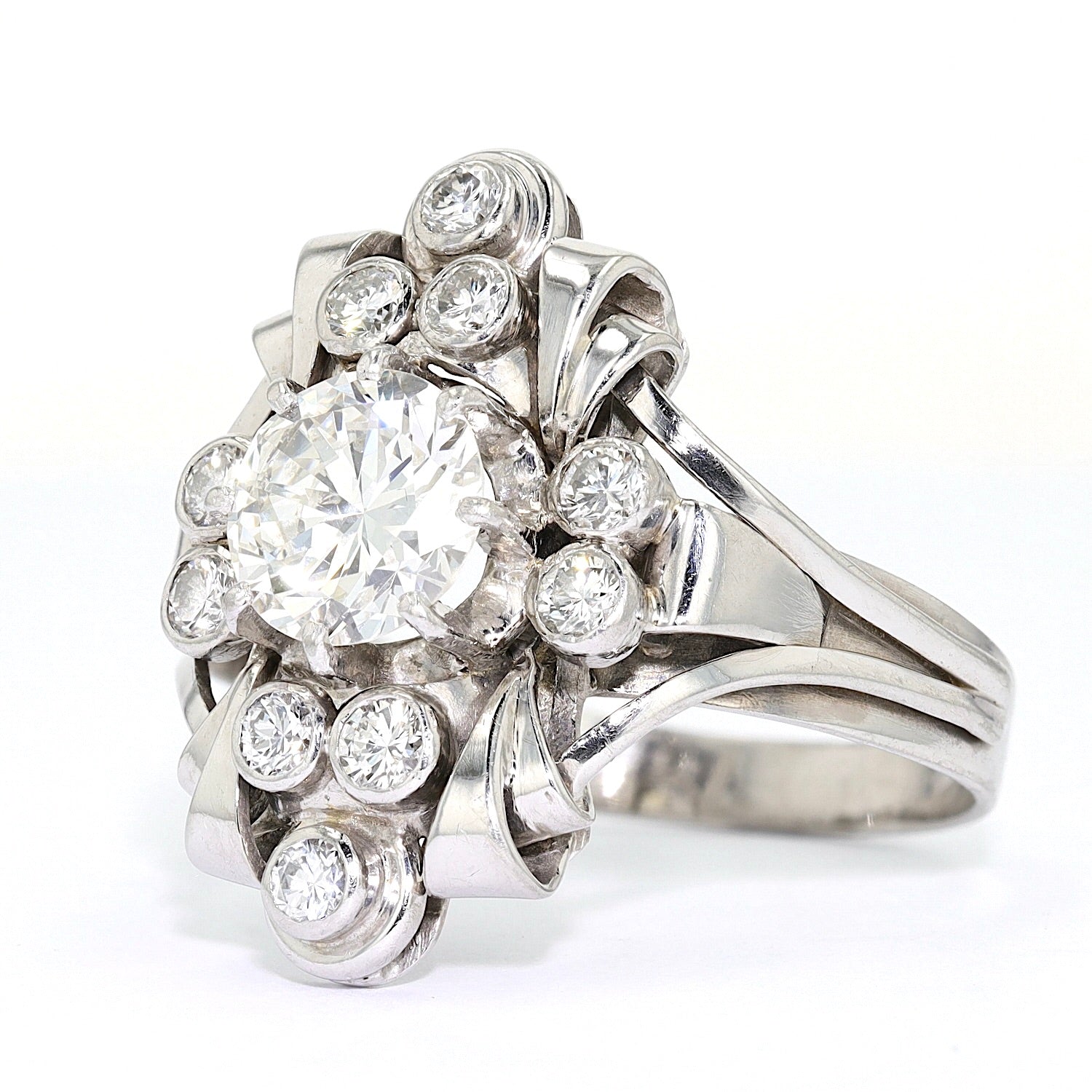 Art Deco Ring in 750er Weißgold mit Brillanten, gesamt ca. 1,8 ct, liegend links gedreht