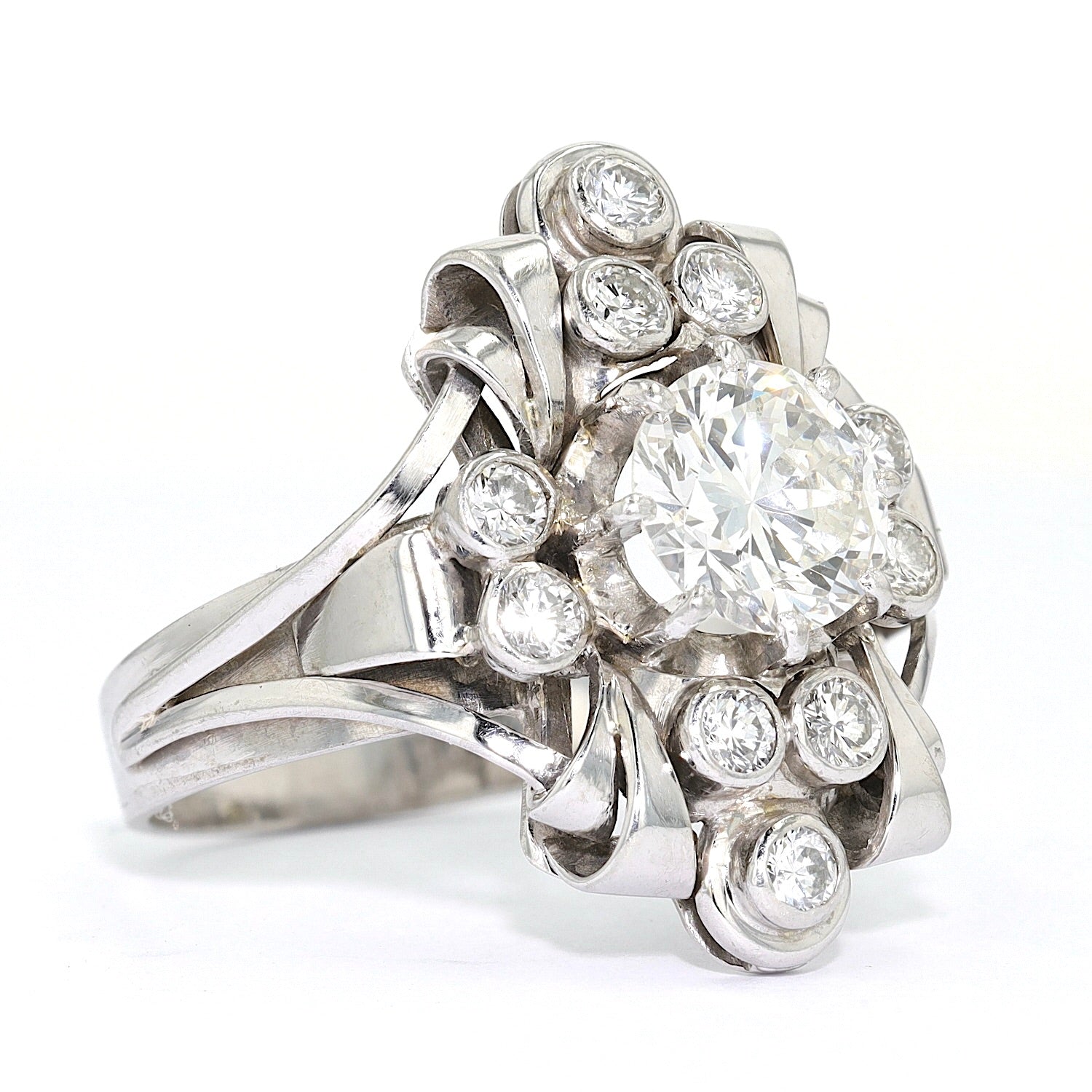 Art Deco Ring in 750er Weißgold mit Brillanten, gesamt ca. 1,8 ct, liegend rechts gedreht
