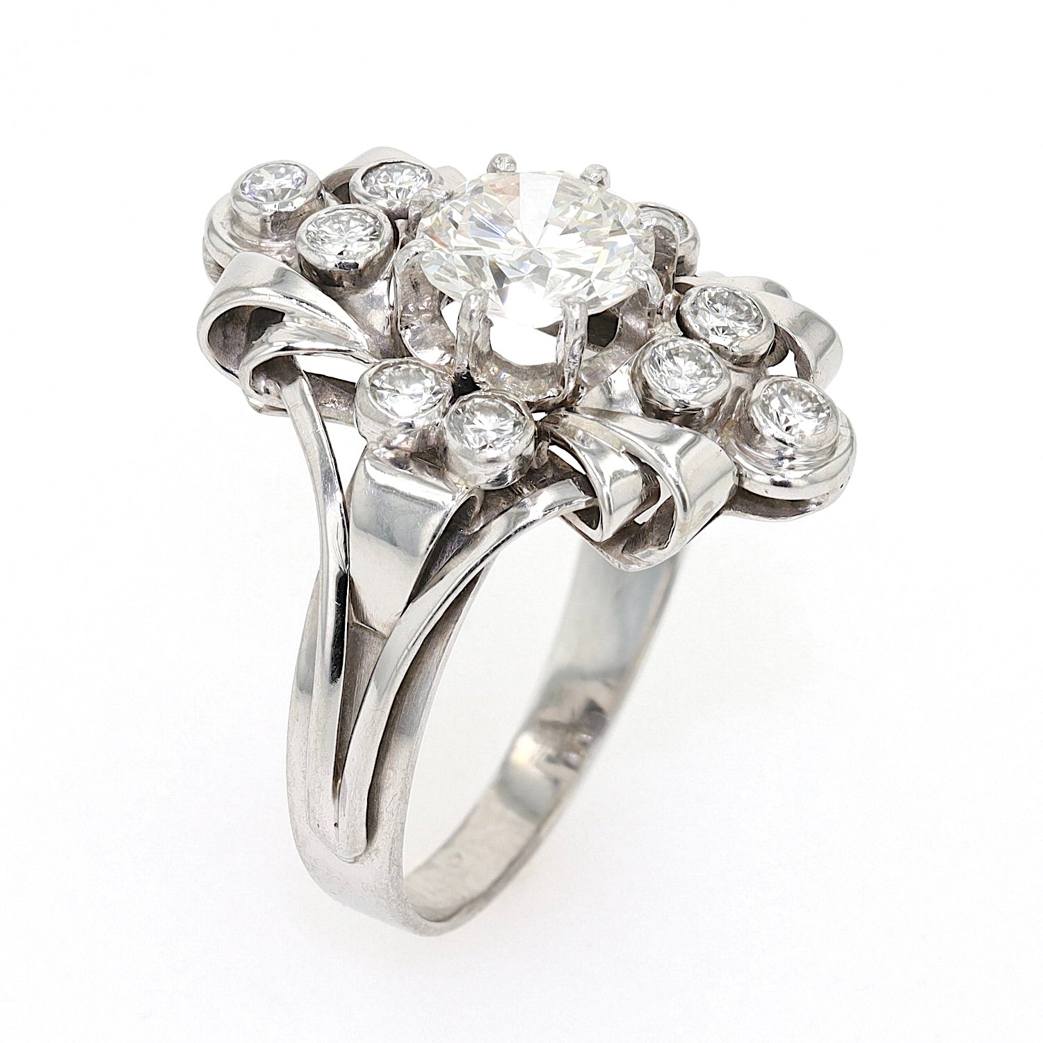 Art Deco Ring in 750er Weißgold mit Brillanten, gesamt ca. 1,8 ct, stehend