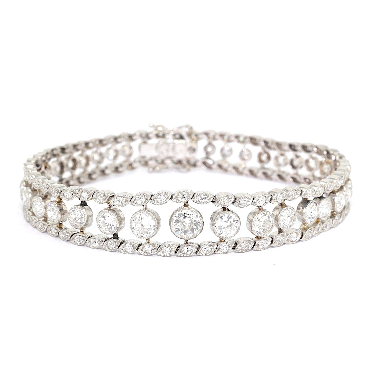 Belle Epoque Armband, Tennisarmband aus Platin mit insgesamt ca. 6,1 ct Diamanten, liegend frontal