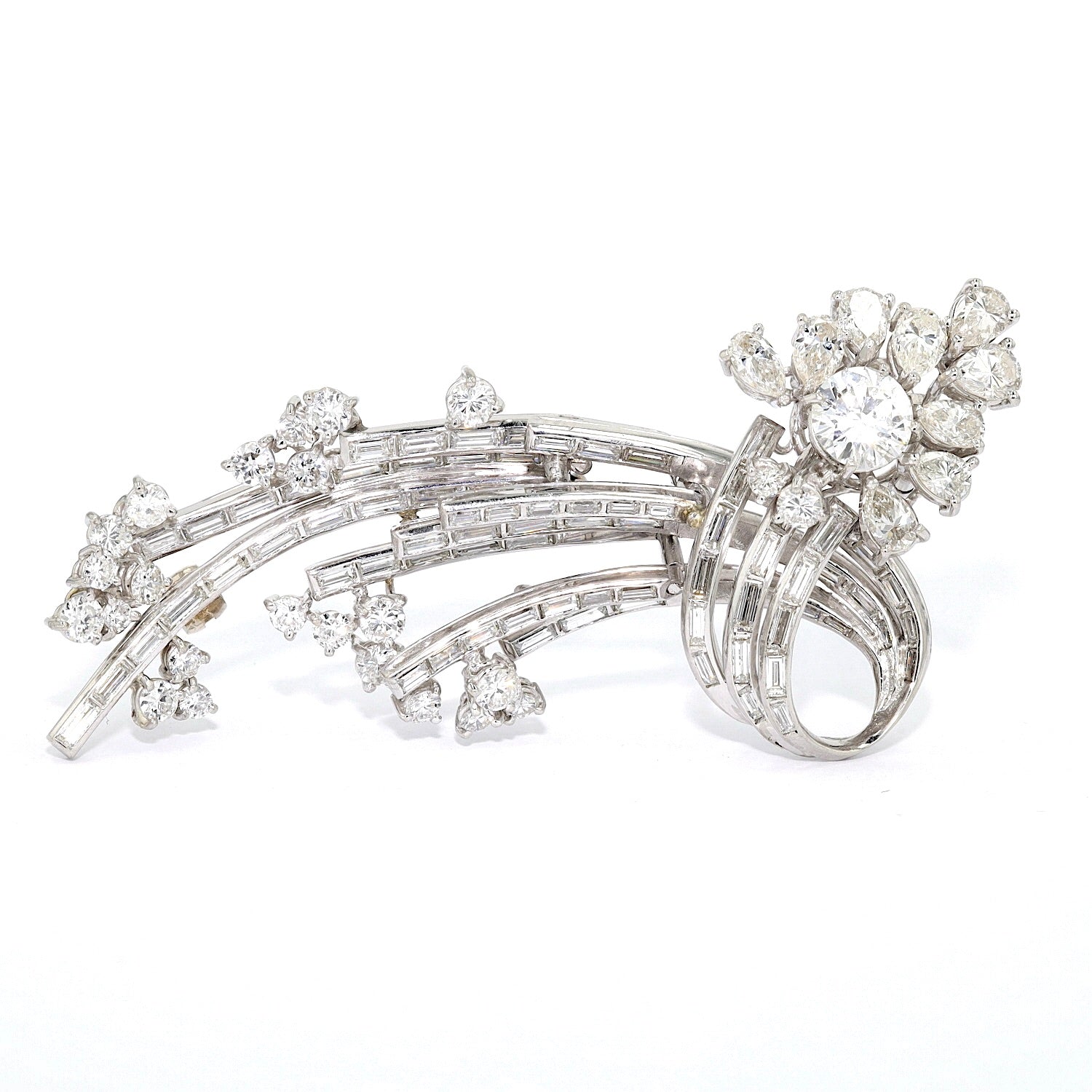 Hochkarätige Vintage Brosche aus Paltin gearbeitet und mit insgesamt ca. 5,8 ct Brillanten und Diamanten besetzt, stehend frontal