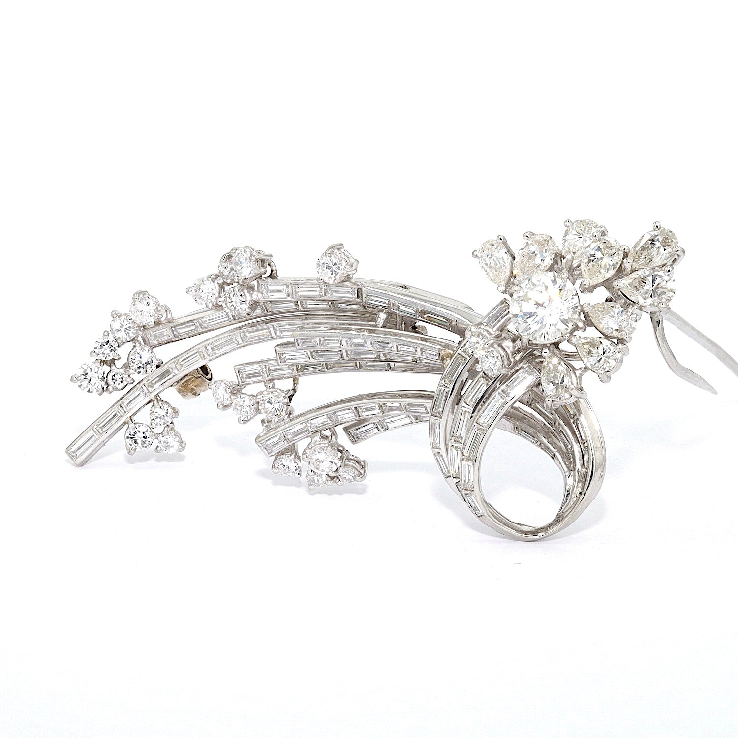 Hochkarätige Vintage Brosche aus Paltin gearbeitet und mit insgesamt ca. 5,8 ct Brillanten und Diamanten besetzt, stehend inks gedreht