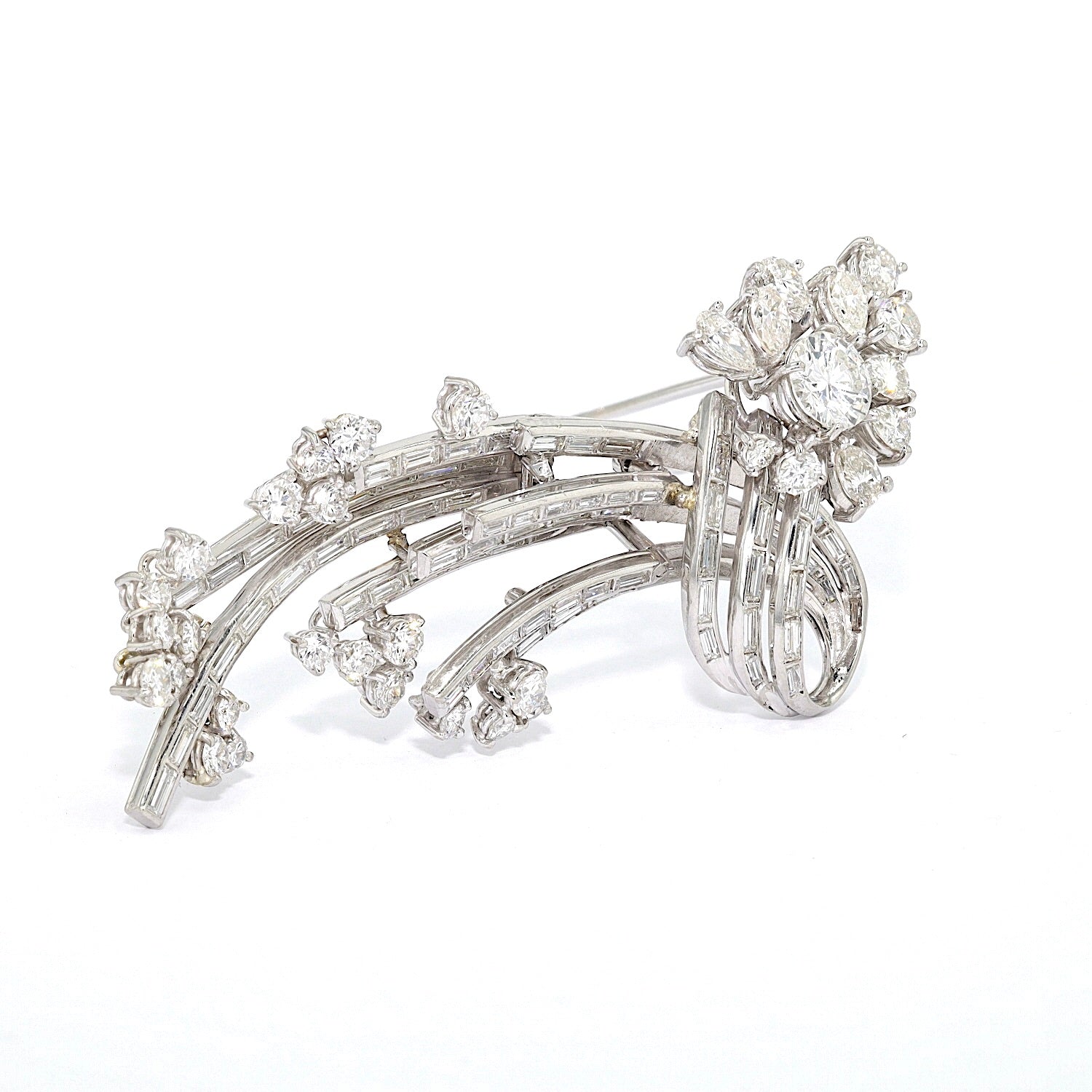 Hochkarätige Vintage Brosche aus Paltin gearbeitet und mit insgesamt ca. 5,8 ct Brillanten und Diamanten besetzt, stehend rechts gedreht