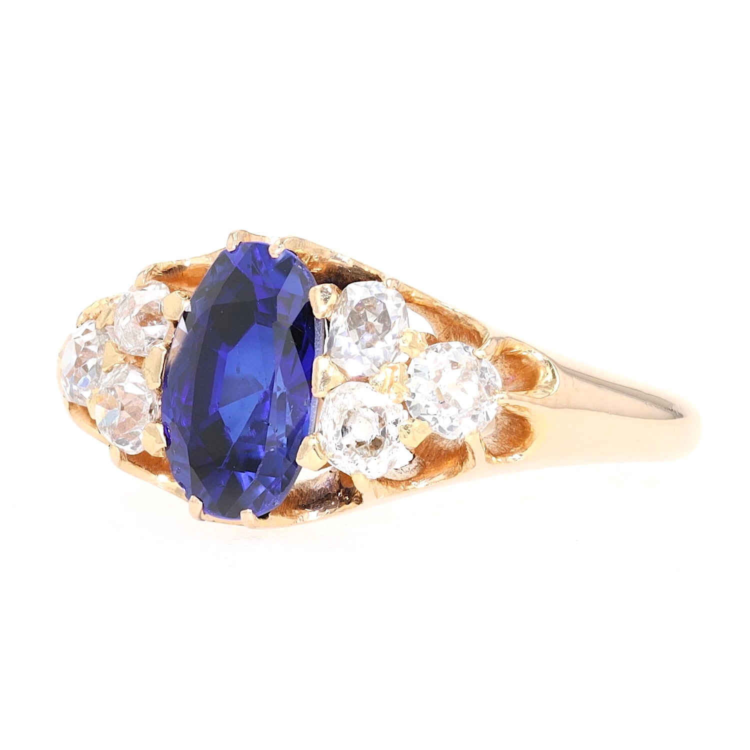 Viktorianischer Ring aus 750er Roségold mit einem Sapir und Diamanten, liegend links gedreht
