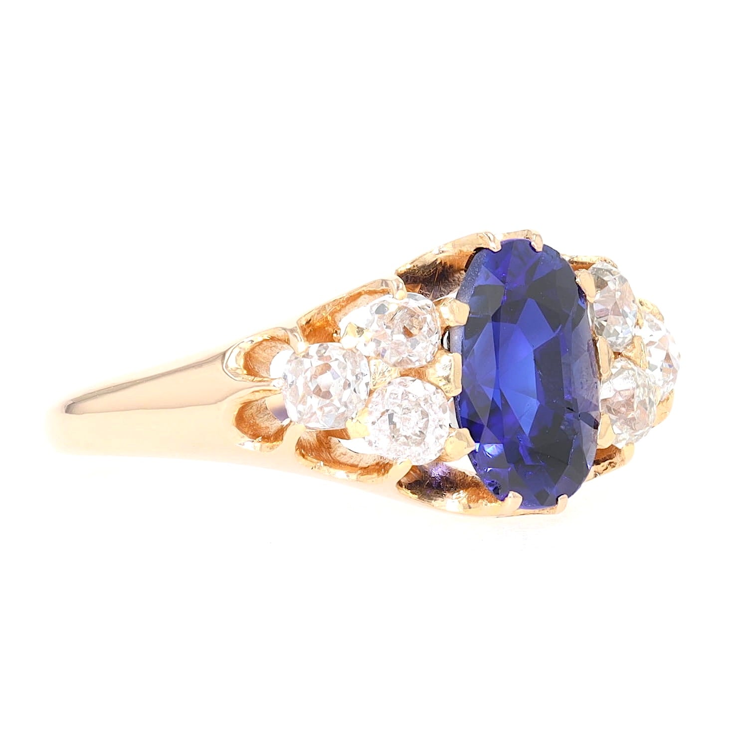Viktorianischer Ring aus 750er Roségold mit einem Sapir und Diamanten, liegend rechts gedreht
