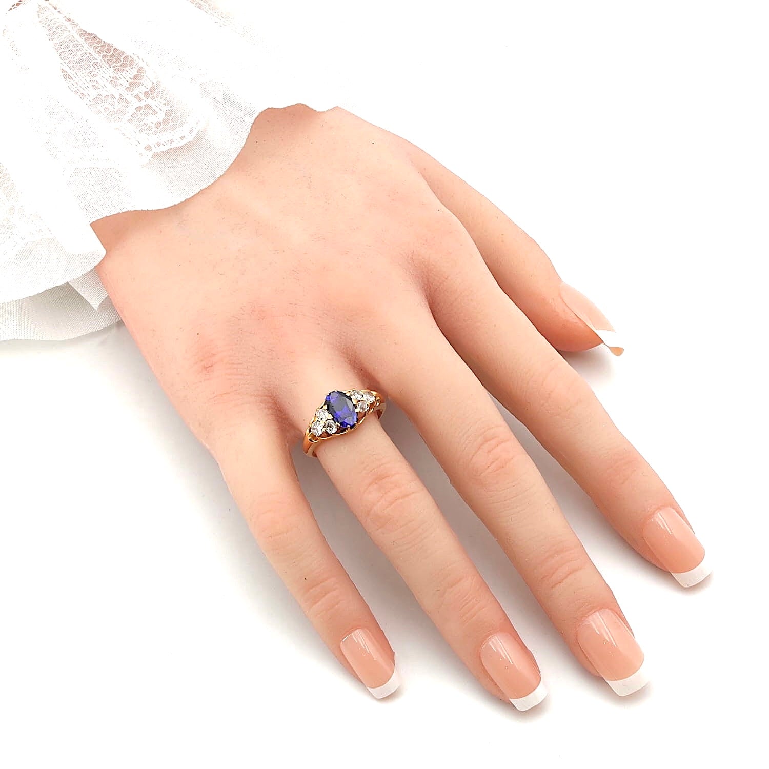 Viktorianischer Ring aus 750er Roségold mit einem Sapir und Diamanten, an der Hand