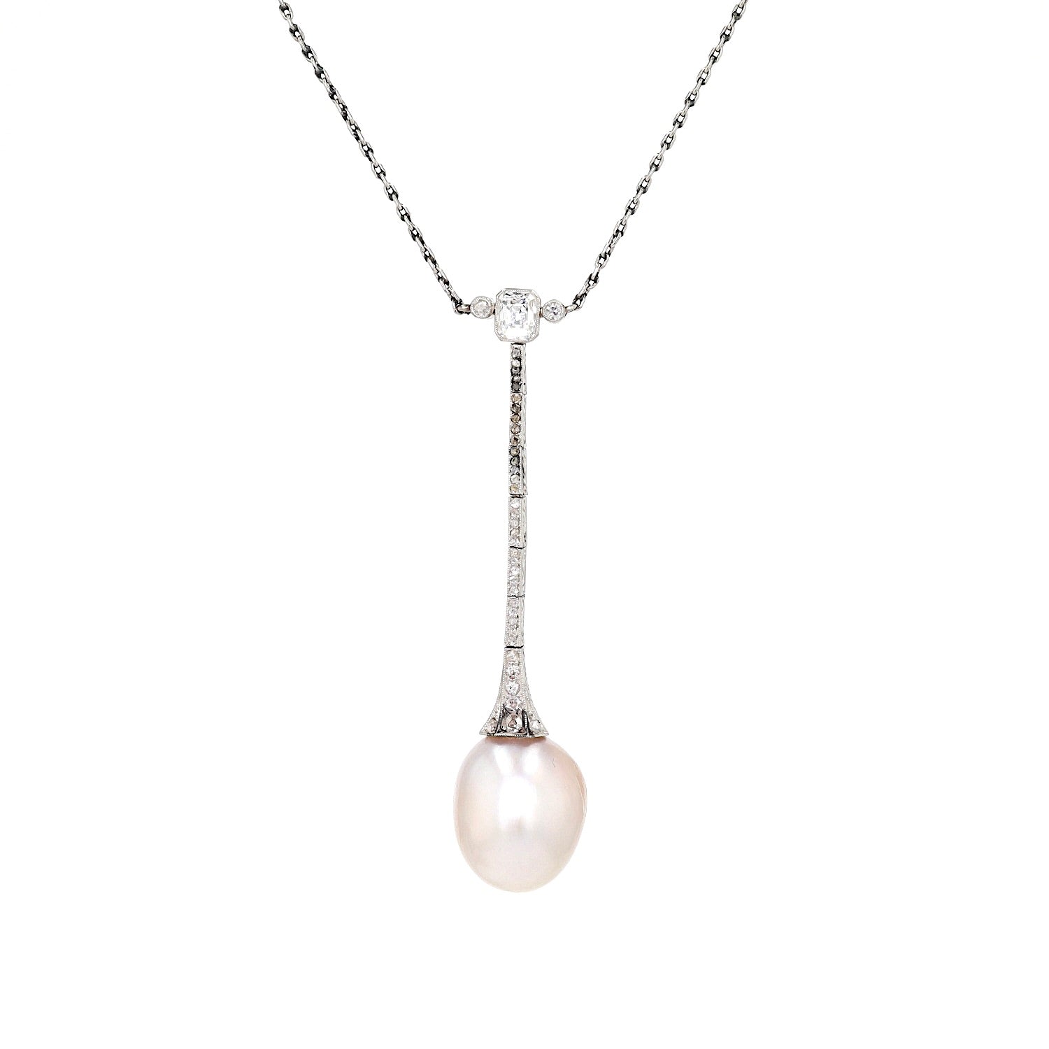 Art Deco Collier aus Platin mit einer großen natürlichen Perle und Diamanten, Nahaufnahme hängend links gedreht