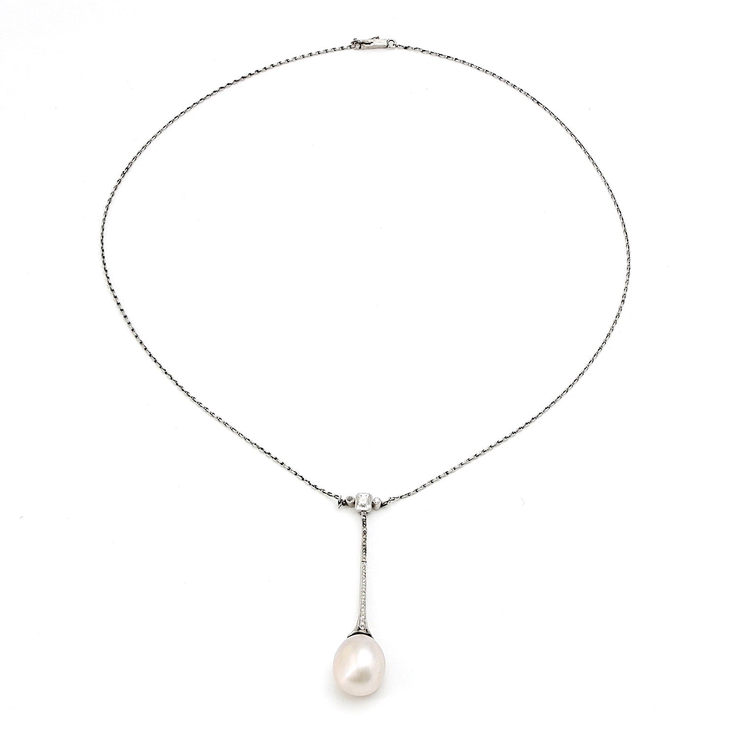 Art Deco Collier aus Platin mit einer großen natürlichen Perle und Diamanten, liegend Draufsicht