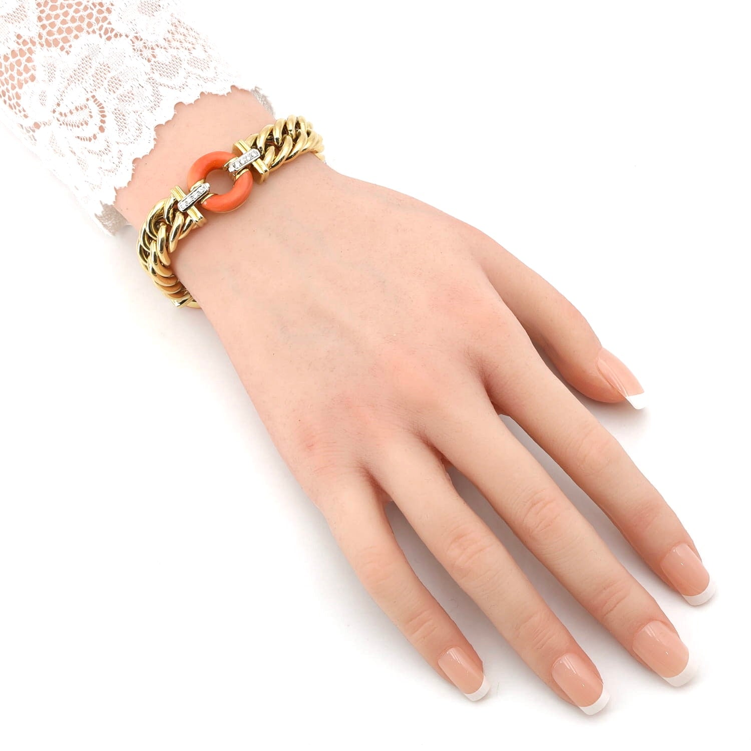 Vintage Armband in 750er Gelbgold mit Brillanten und Korallen, am Arm