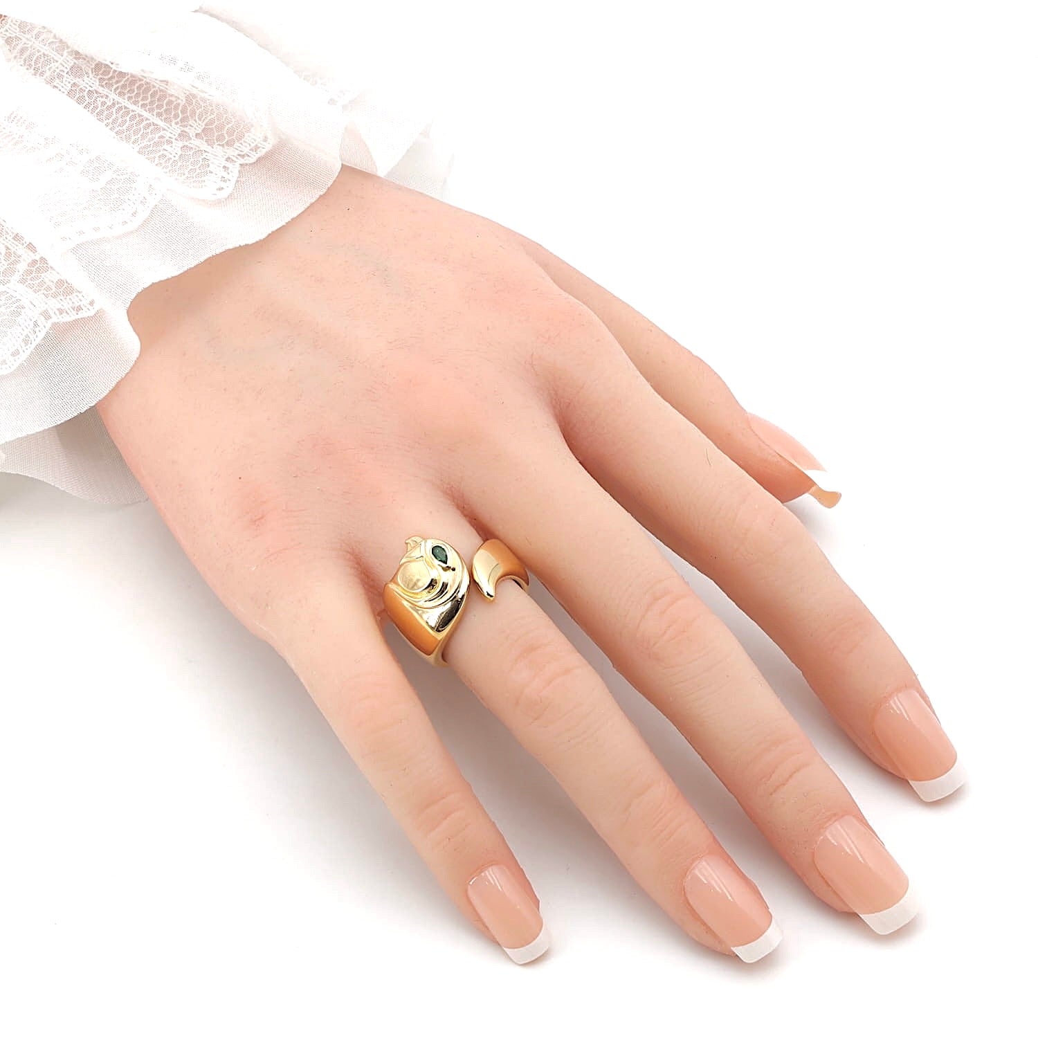 Cartier Ring Anoubois Falcon in 750er Gelbgold mit einem Smaragd, an der Hand