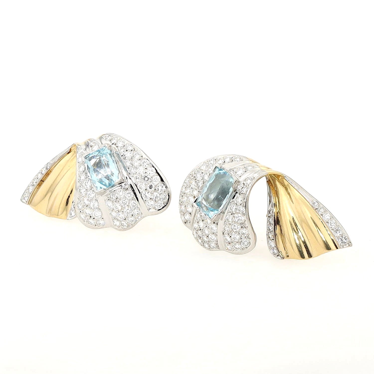 Exclusives Paar Ohrclips in 750er Weiß- und Gelbgold mit insgesamt ca. 4 ct Brillanten und 2 Aquamarinen, liegend links gedreht