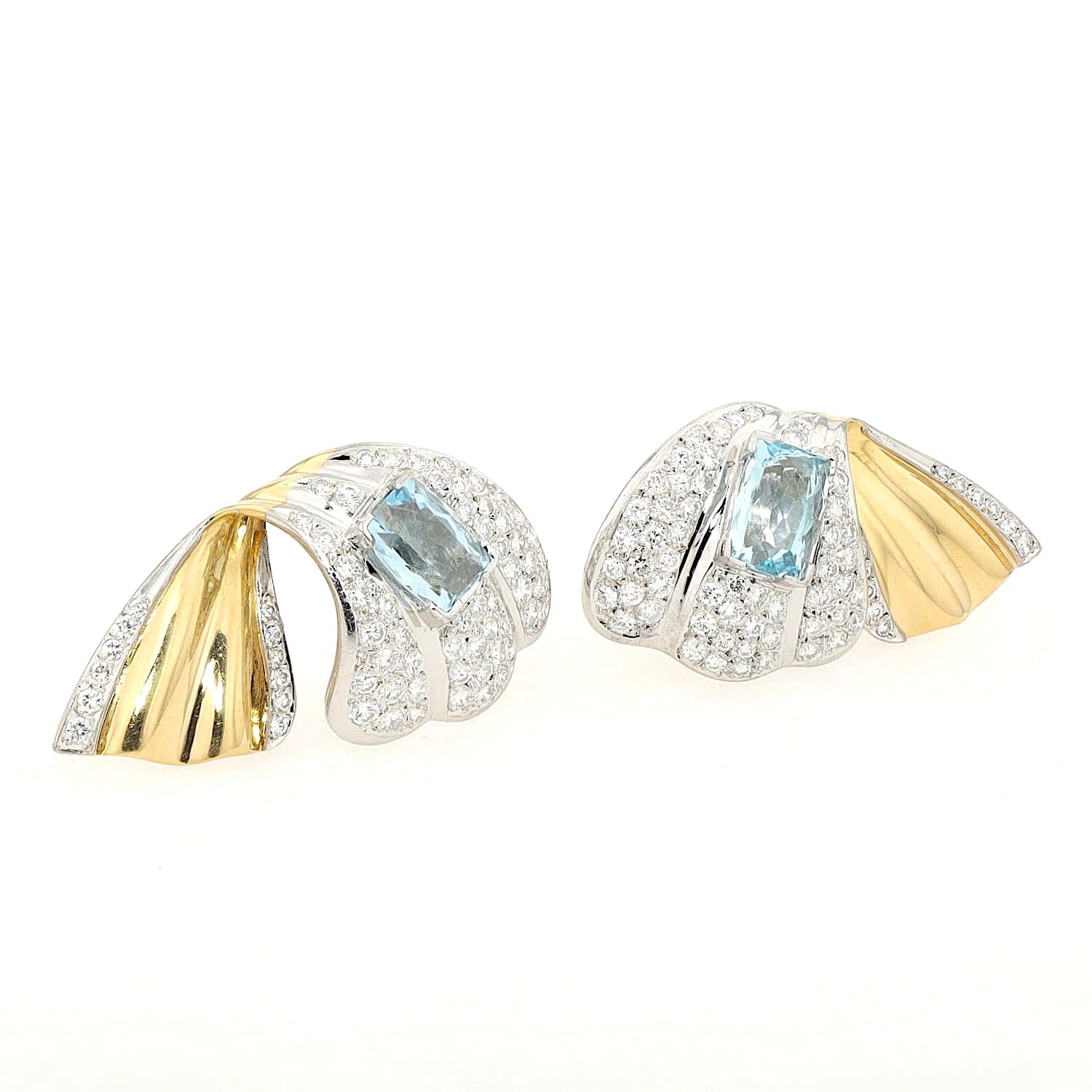 Exclusives Paar Ohrclips in 750er Weiß- und Gelbgold mit insgesamt ca. 4 ct Brillanten und 2 Aquamarinen, liegend rechts gedreht