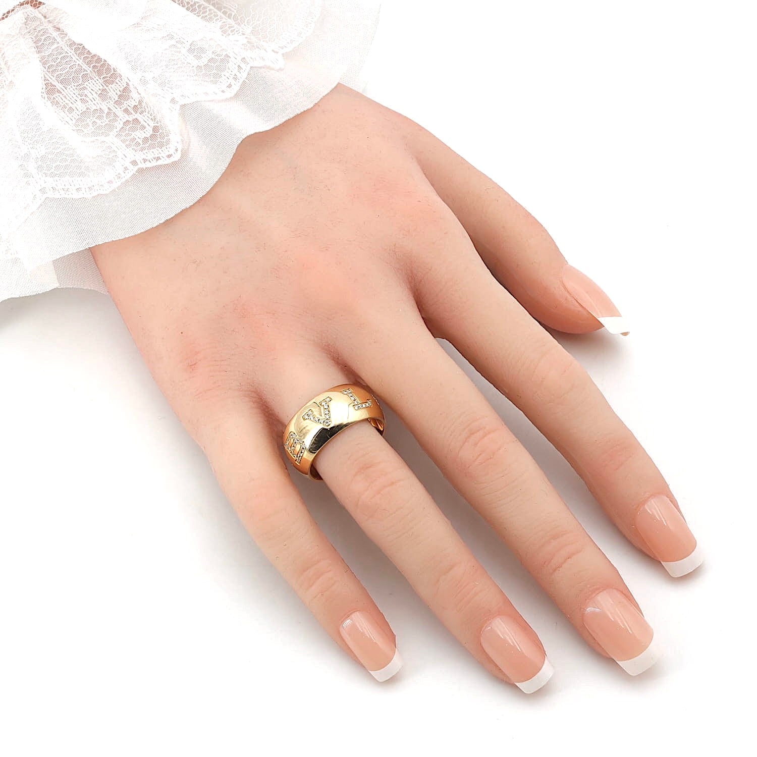Ring von Bvlgari Diamond Monologo in 750er Gelbgold mit Brillanten, an der Hand
