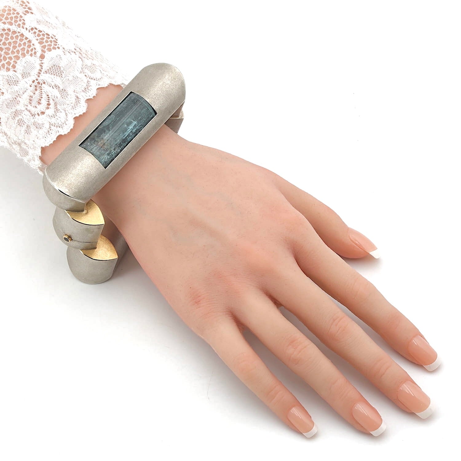 Imposanter und exklusiver Armreif von Mike Mascher in 925er Silber mit einem großen Aquamarin, am Arm