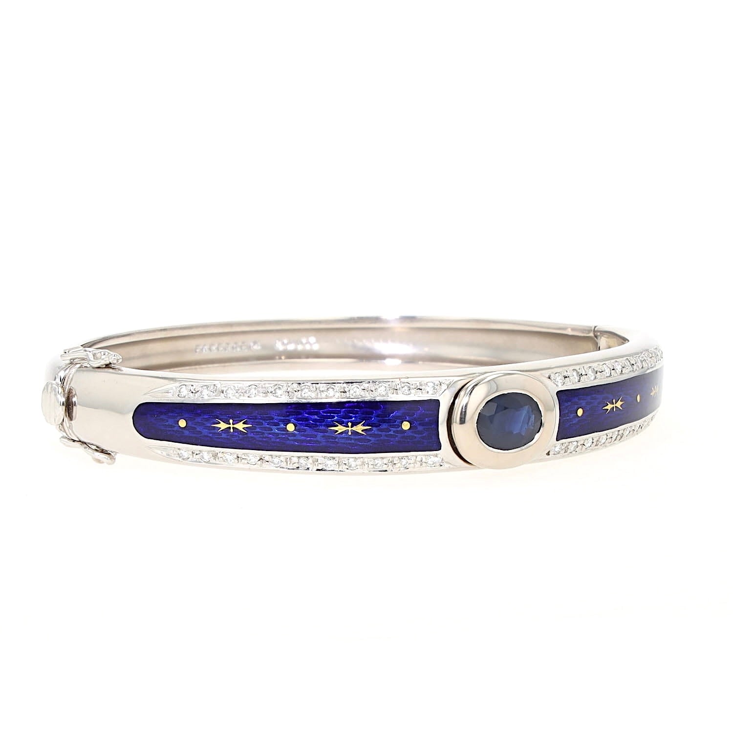 Armreif Fabergé by Victor Mayer 89/100 in 750er Weißgold mit blauer Emaille, Brillanten und einem blauen Saphir, liegend rechts gedreht