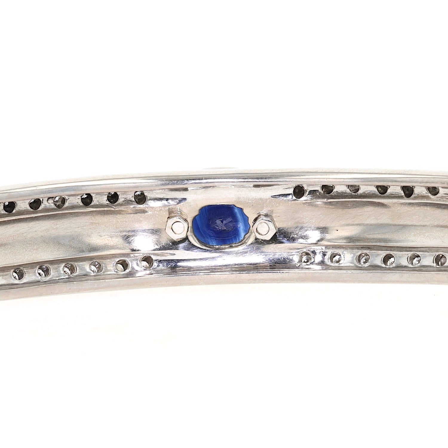 Armreif Fabergé by Victor Mayer 89/100 in 750er Weißgold mit blauer Emaille, Brillanten und einem blauen Saphir, Fassung Saphir von hinten