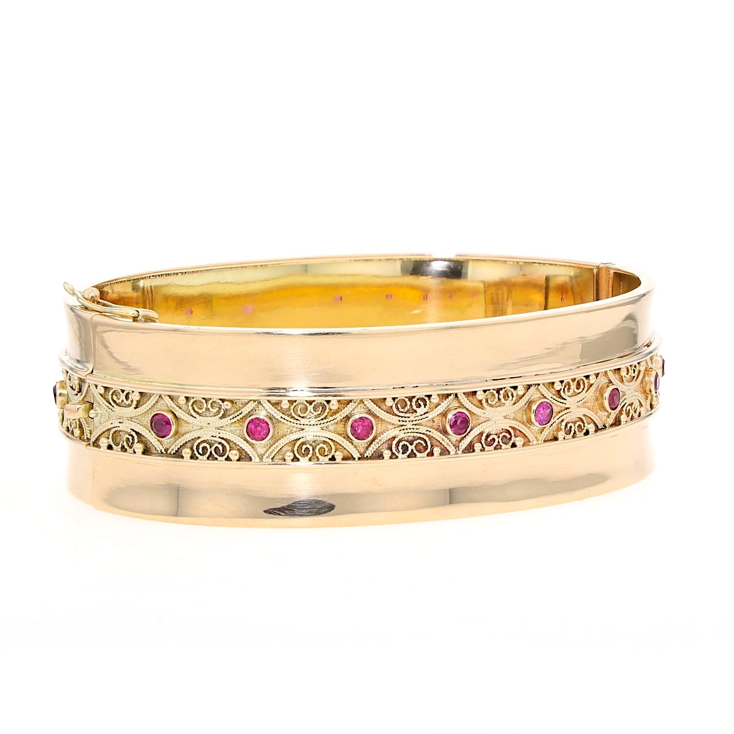 Vintage Armreif in 585er Gelbgold mit Rubinen, liegend leicht rechts gedreht