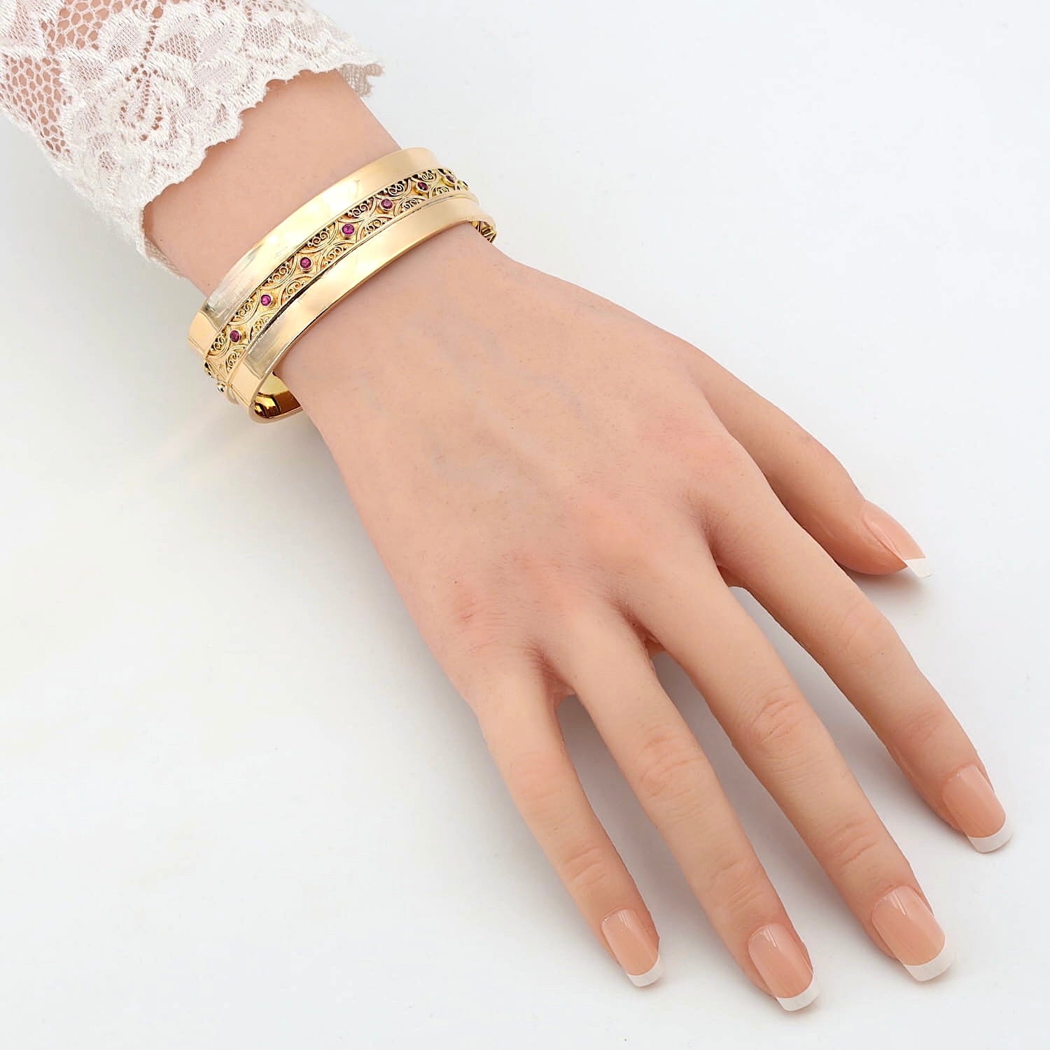 Vintage Armreif in 585er Gelbgold mit Rubinen, an einem künstlichen Arm