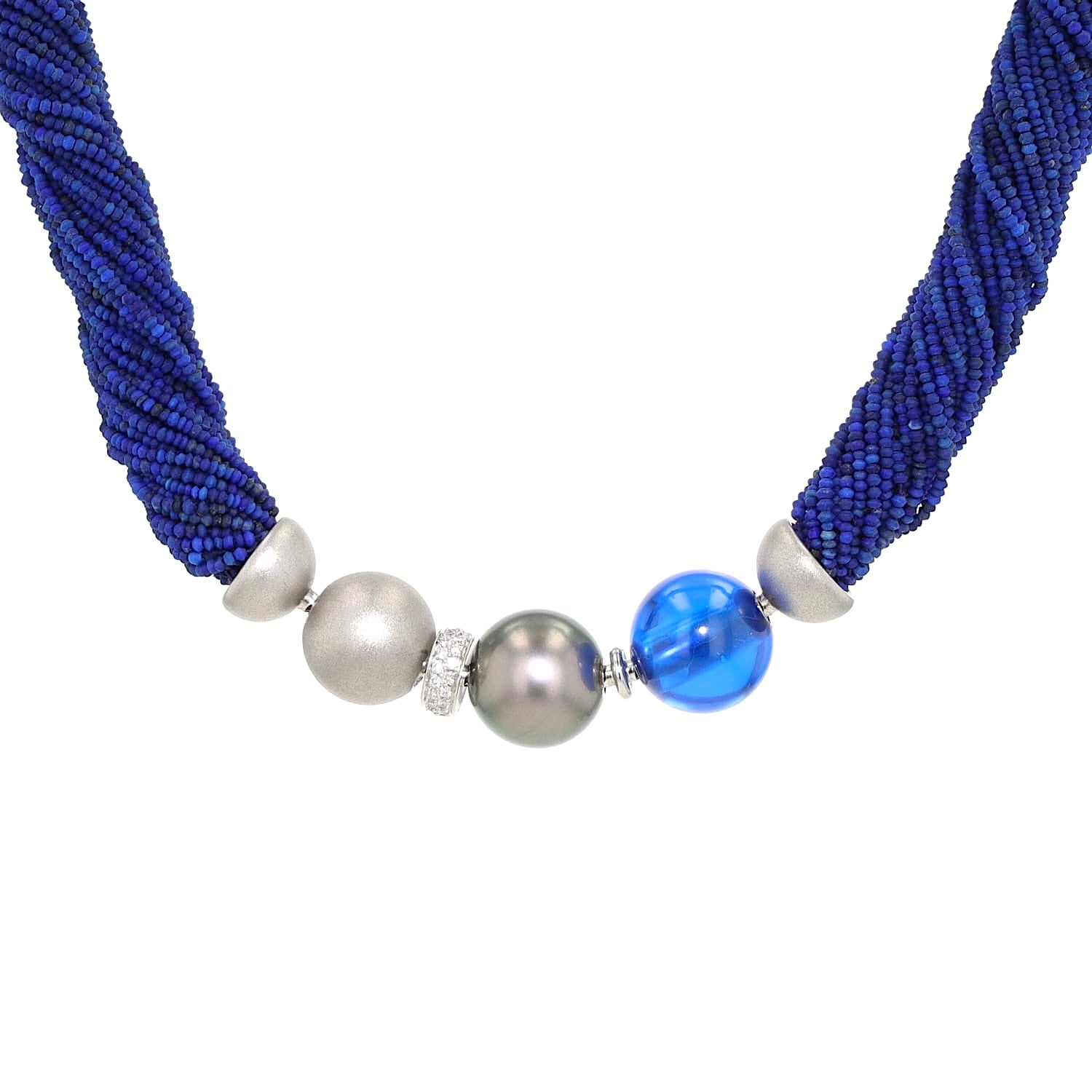 Jörg Heinz Collier mit 39 Strängen aus Lapis lazuli, einem 750er Weißgoldschloss mit Brillanten, einer Tahiti-Zuchtperle und einer blauen Kugel aus synthetischem Spinell, hängend frontal mit Schloß