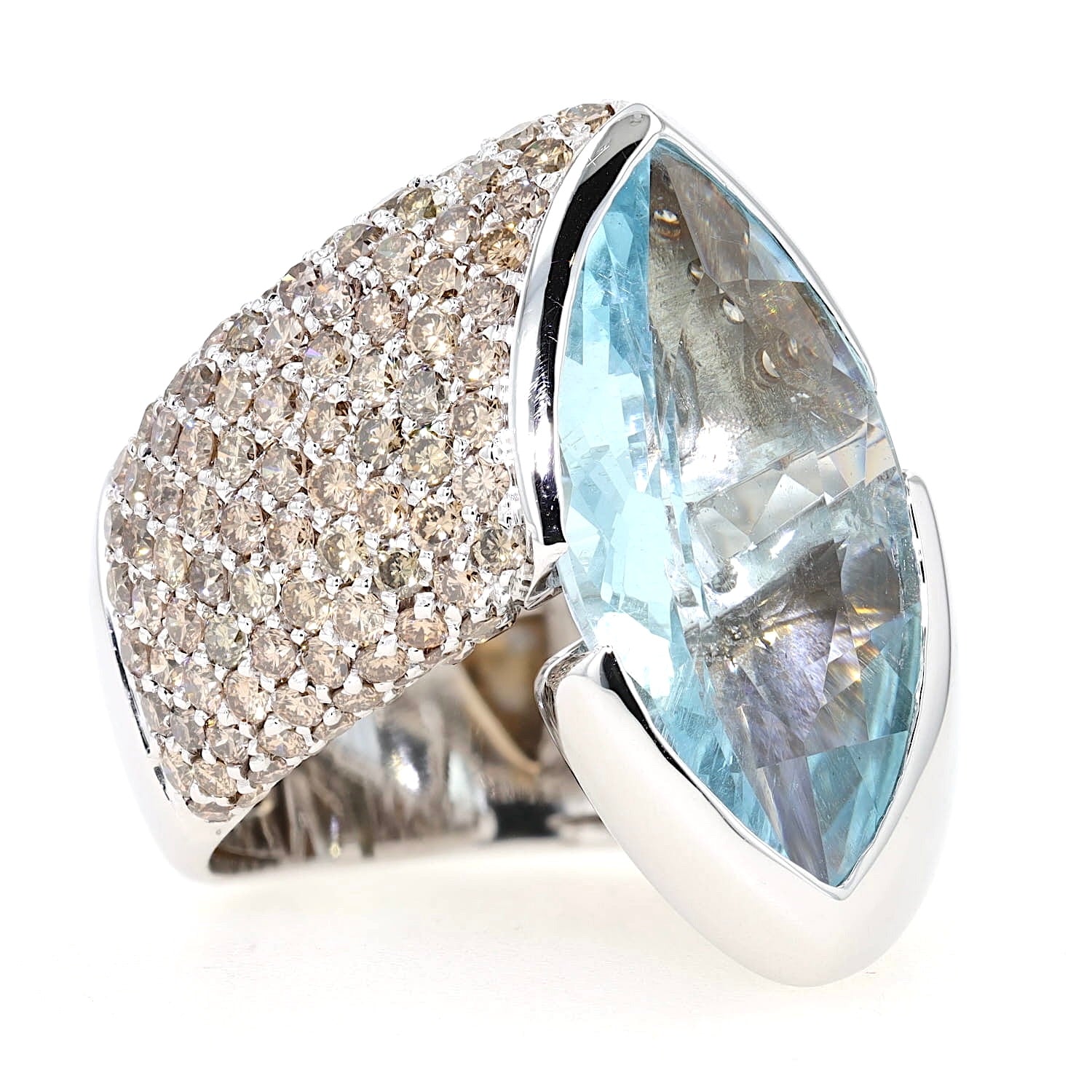 Wempe Ring in 750er Weißgold mit einem Aquamarin ca. 10,8 ct und ca. 2,8 ct champagnerfarbene Brillanten , liegend rechts gedreht