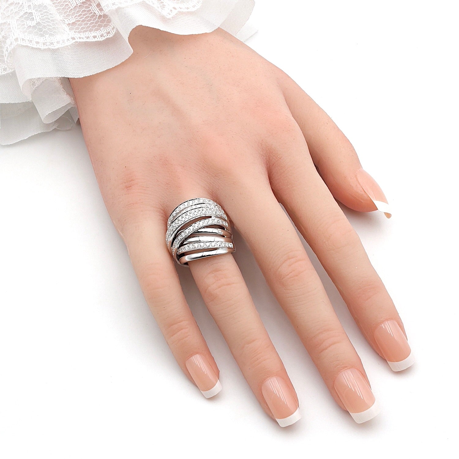 K di Kuore Cross over Ring in 750er Weißgold mit insgesamt ca. 1,15 ct Brillanten, an einer künstlichen Hand Cross over zum Handgelenk zeigend