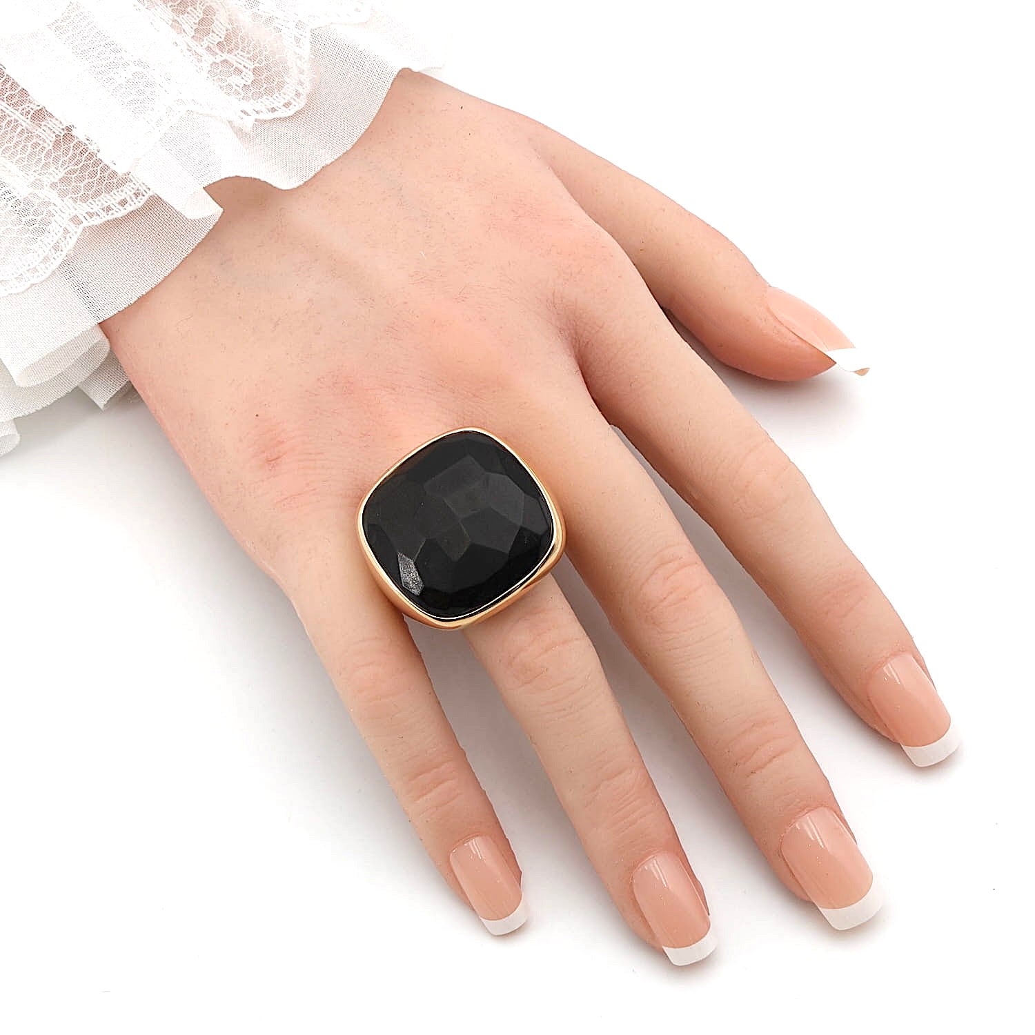 Pomellato Ring in 750er Roségold mit einem großen Gagat, an einer künstlichen Hand