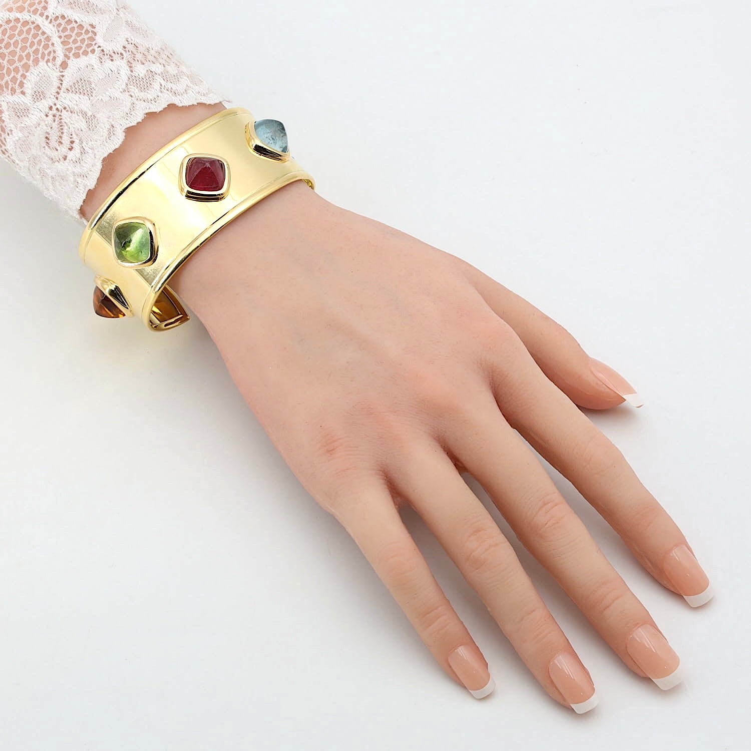 Designer-Armreif aus 750er Gelbgold mit Amethyst, Aquamarin, Rubellit, grünem Turmalin und Citrin, an einem künstlichen Arm