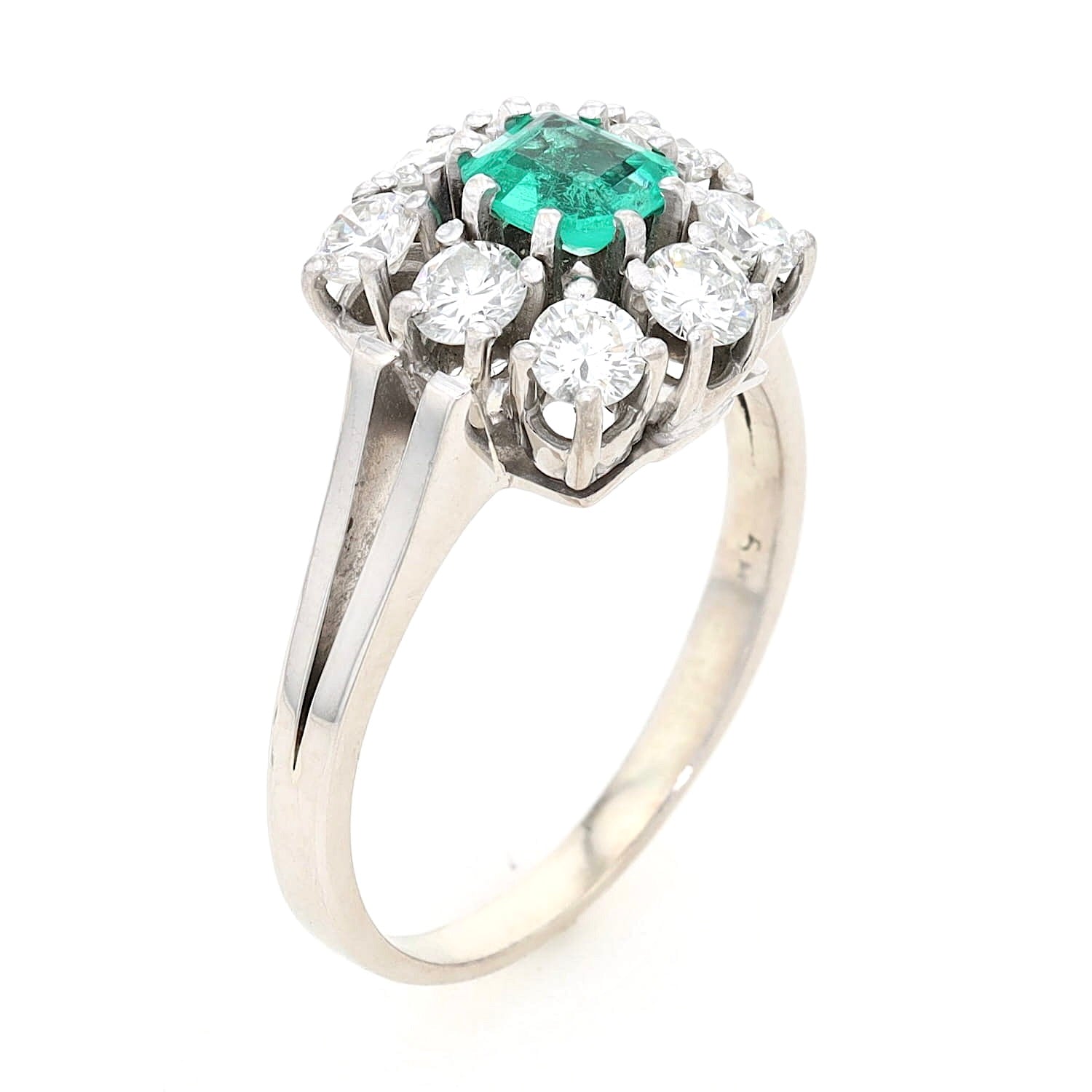 RIng in 750er Weißgold mit einem Smaragd und Brillanten gesamt ca. 0,90 ct, Stehend