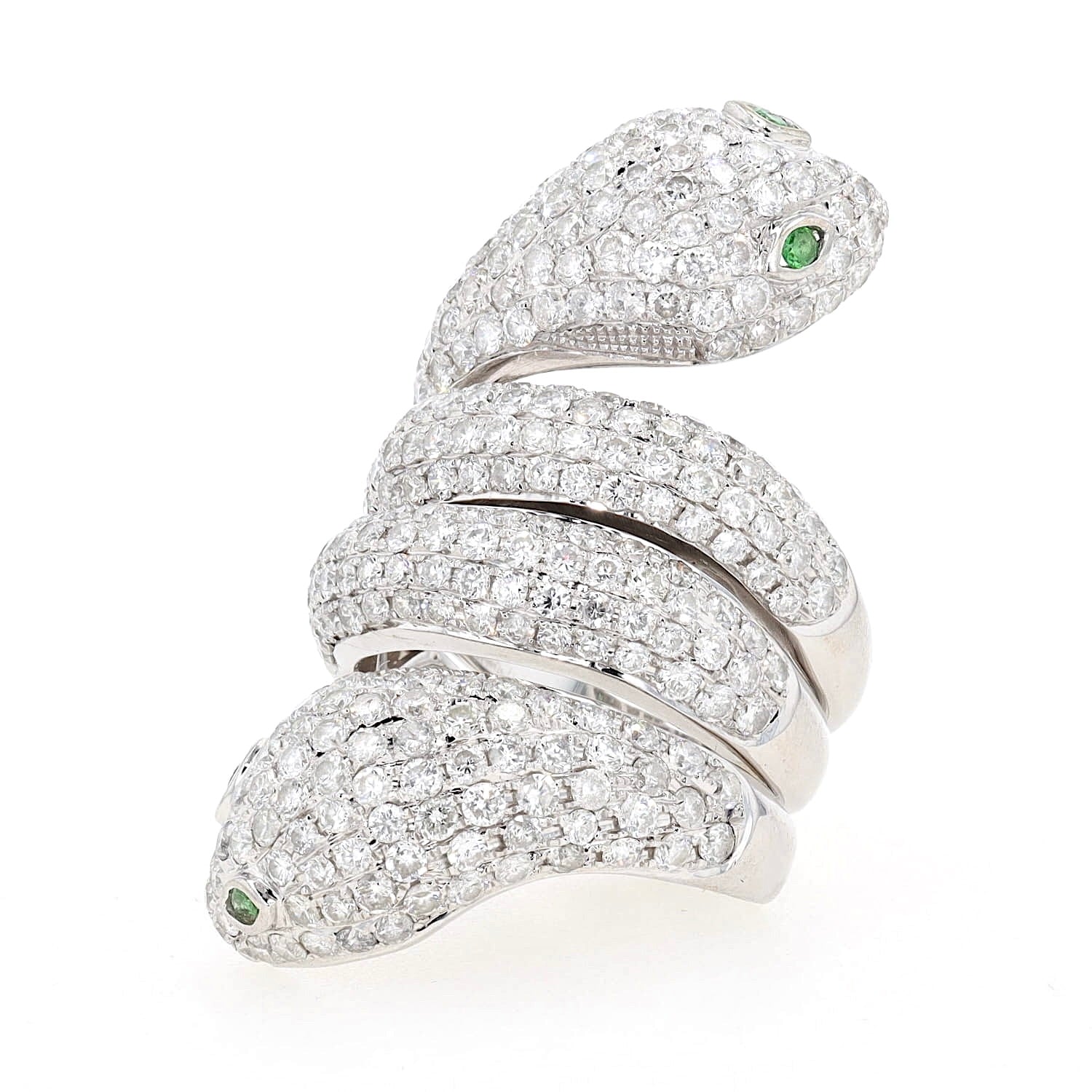 Exklusiver Schlangenring in 750er Weißgold mit insgesamt ca. 7,2 ct Brillanten und 4 Tsavorithe, liegend leicht links gedreht