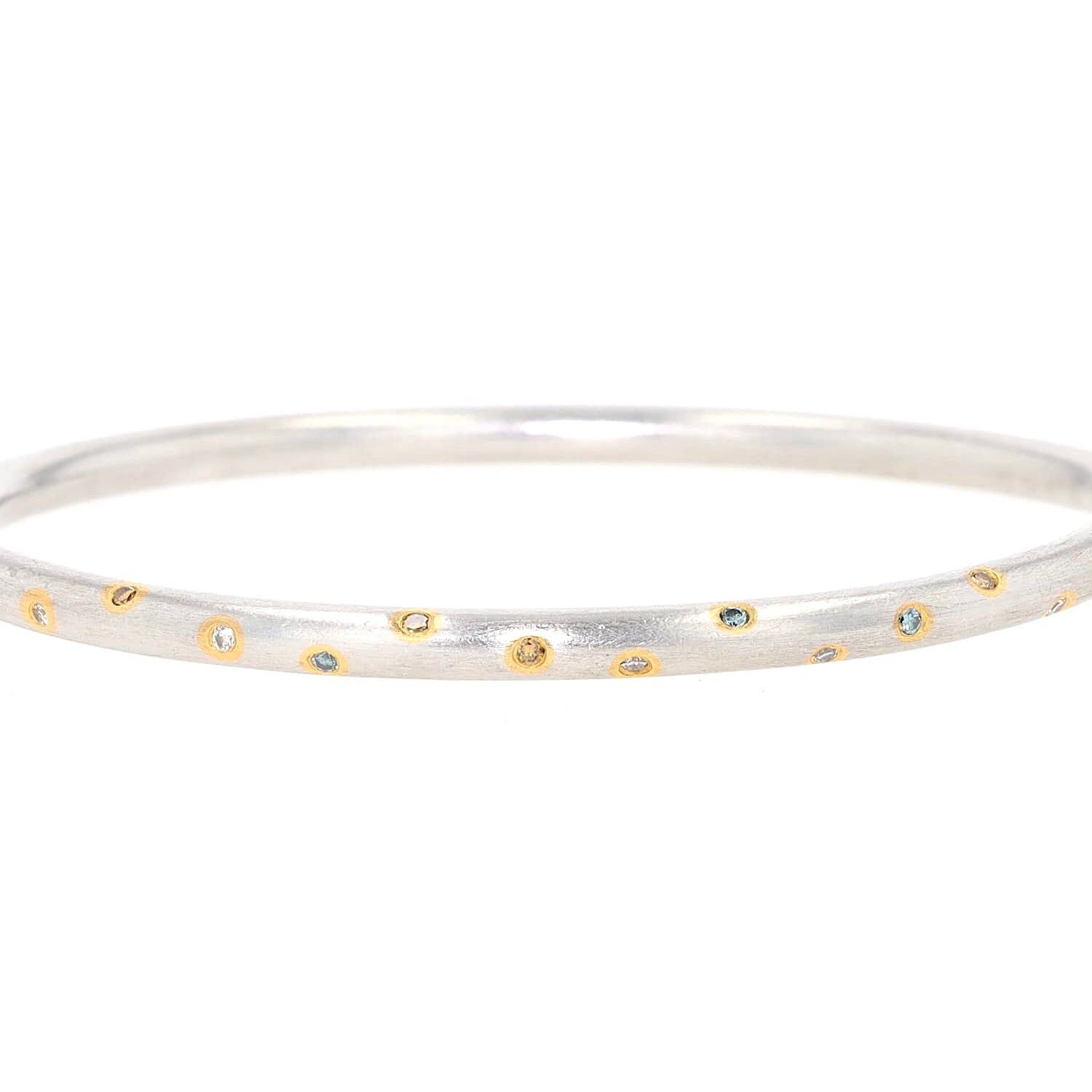 Henrich & Denzel Armreif in 950er Paltin mit weißen und farbigen Diamanten, Nahaufnahme frontal