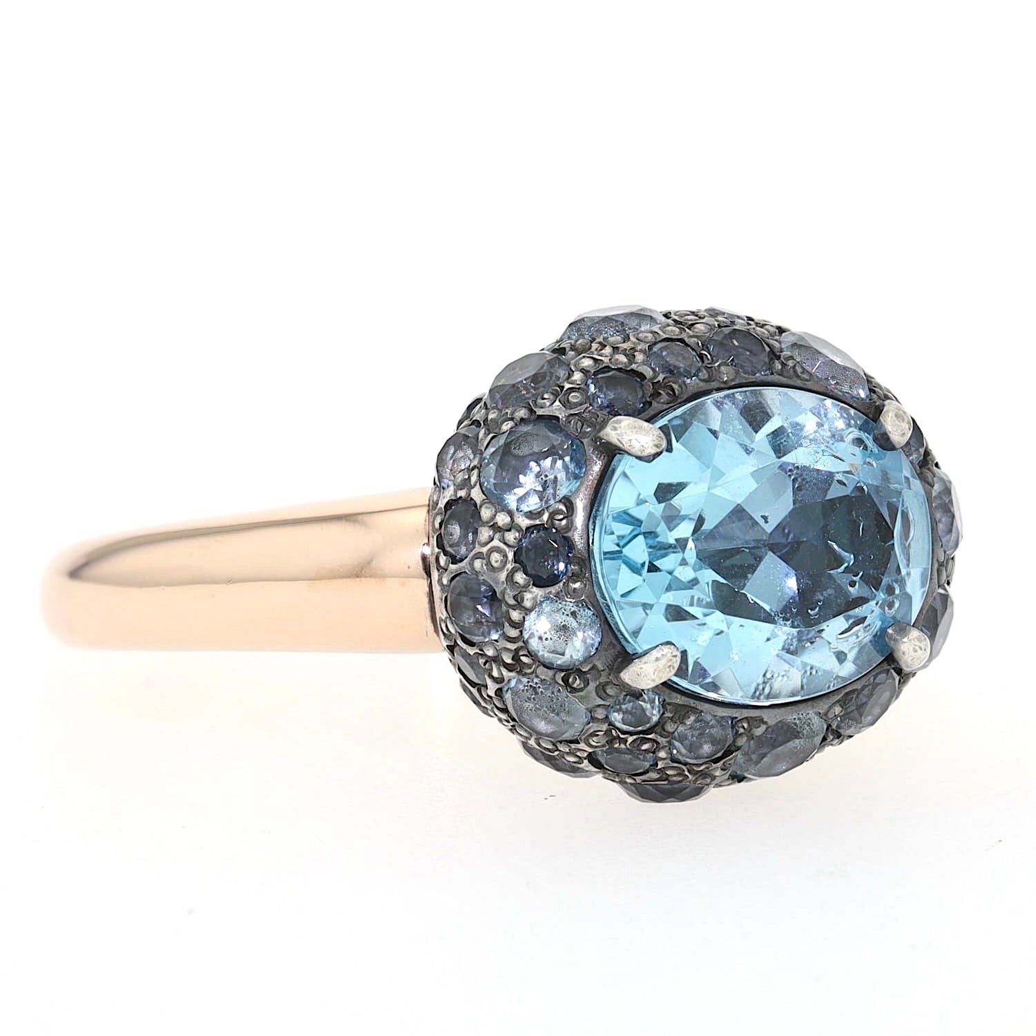 Pomellato Ring „Tabou“ in 750er Gold und 925er Silber mit blauen Topasen, liegend rechts gedreht