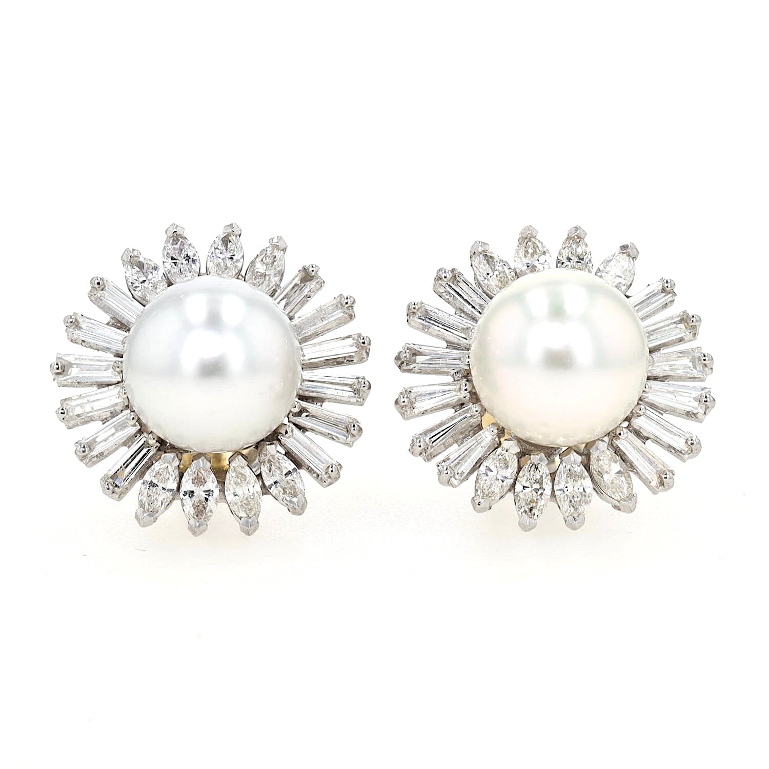 Paar exclusive Ohrstecker in 750er Weißgold mit je einer Südsee-Zuchtperle und insgesamt ca. 2,9 ct Diamanten, liegend frontal