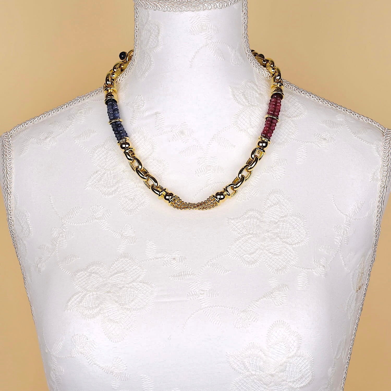 Exclusive italienische Kette in 750er Gelbgold mit Rubinen und blauen Saphiren, an einer weißen großen Büste