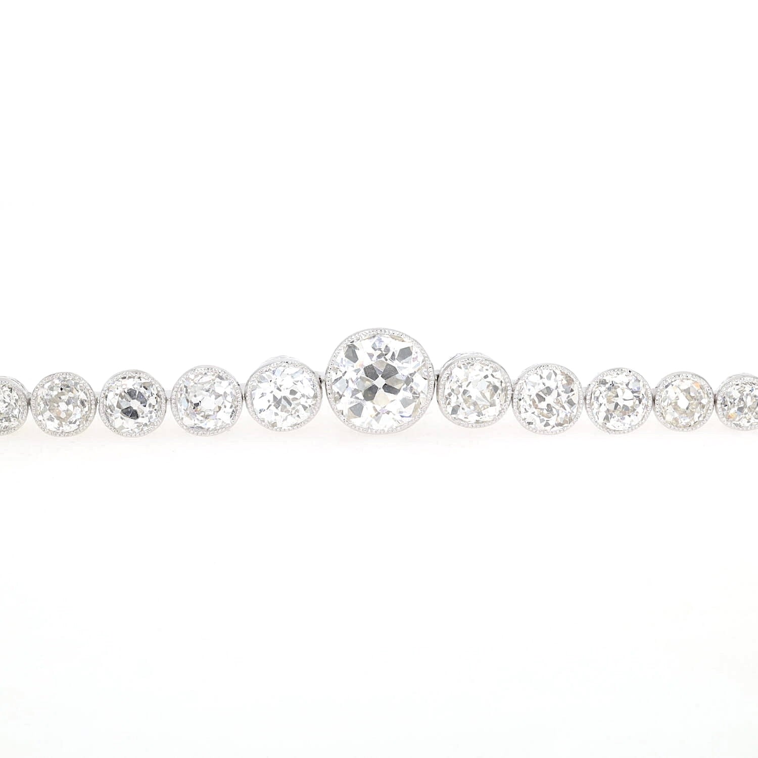 Art Deco Tennisarmband in Platin mit insgesamt ca. 9,3 ct Diamanten, liegend frontal Frontausschnitt