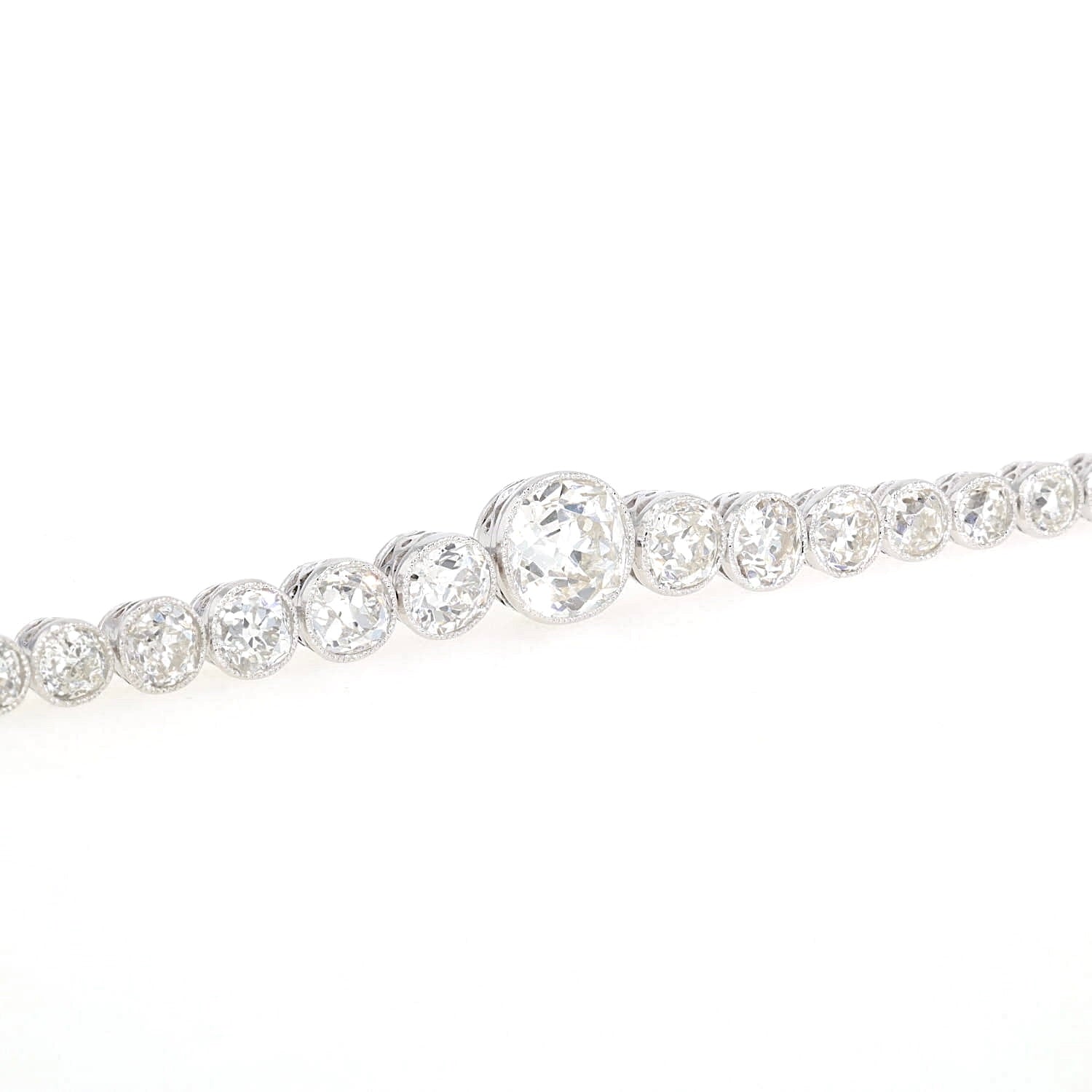 Art Deco Tennisarmband in Platin mit insgesamt ca. 9,3 ct Diamanten, liegend frontal Frontausschnitt rechts gedreht