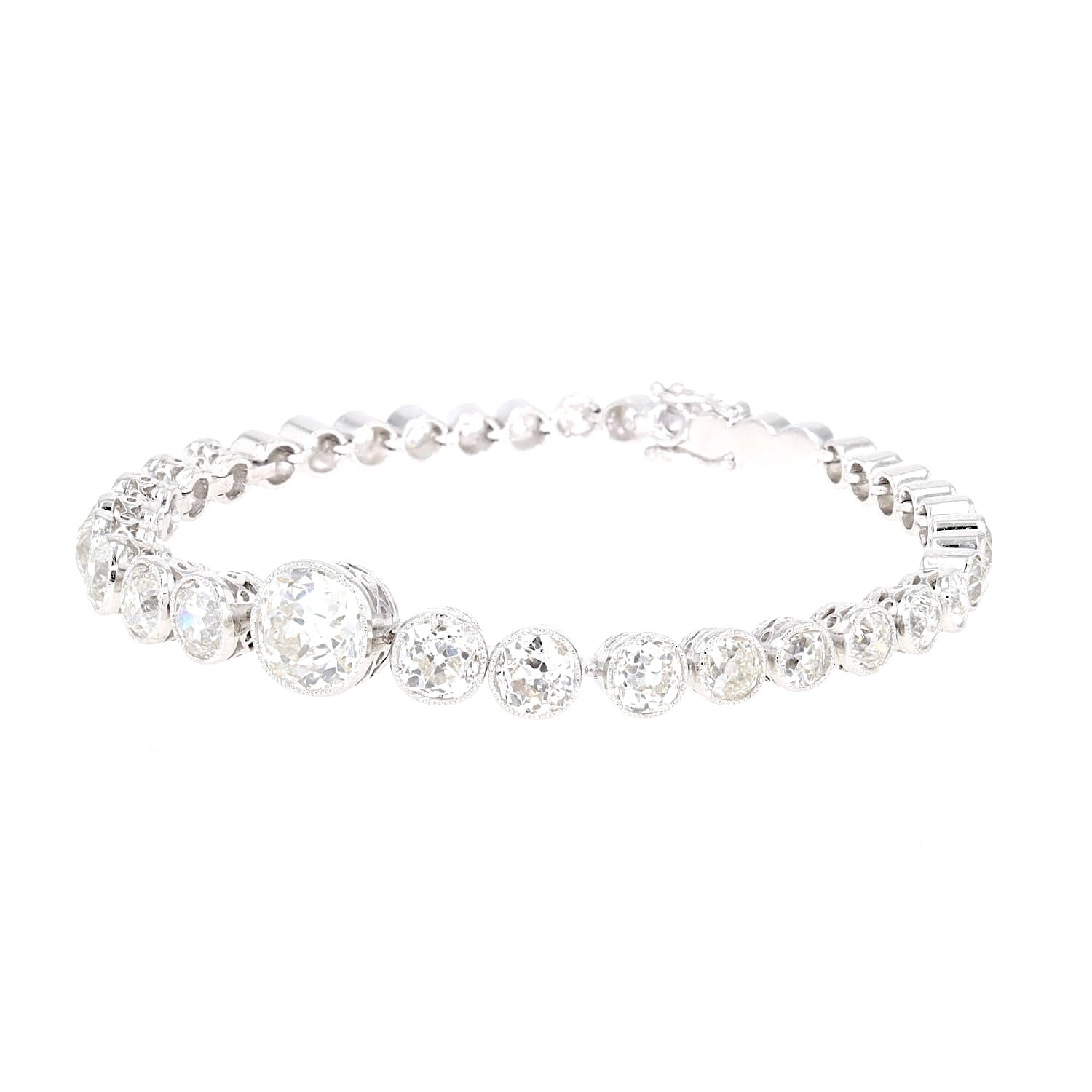 Art Deco Tennisarmband in Platin mit insgesamt ca. 9,3 ct Diamanten, liegend geschlossen links gedreht