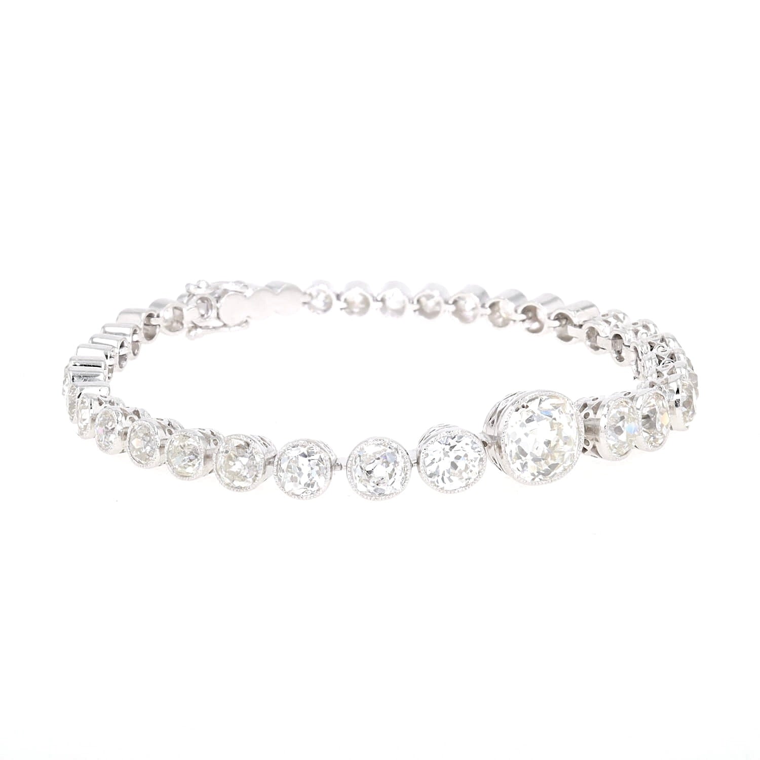 Art Deco Tennisarmband in Platin mit insgesamt ca. 9,3 ct Diamanten, liegend geschlossen rechts gedreht