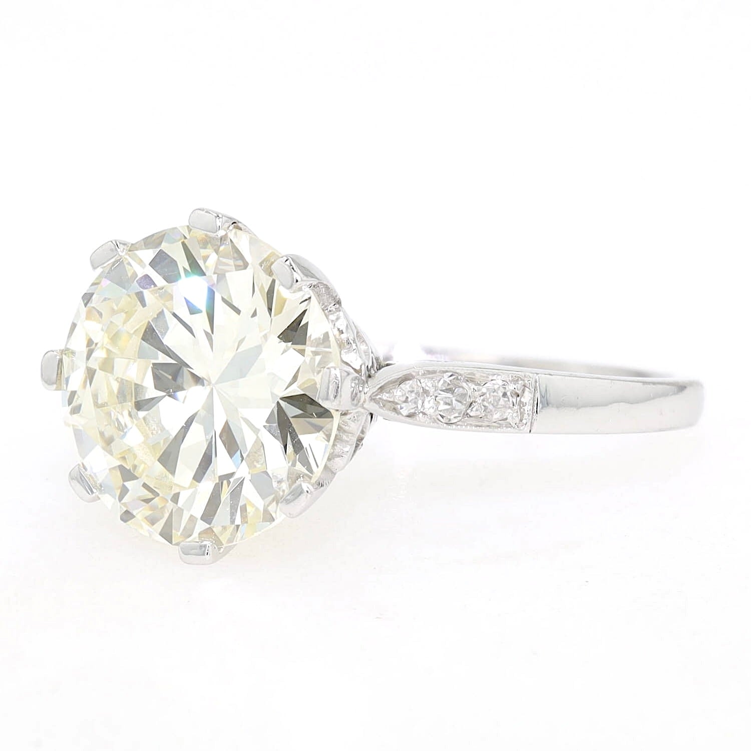 Exklusiver Art Deco Ring in Platin mit einem Brillanten ca. 3,93 ct und Diamanten, liegend links gedreht