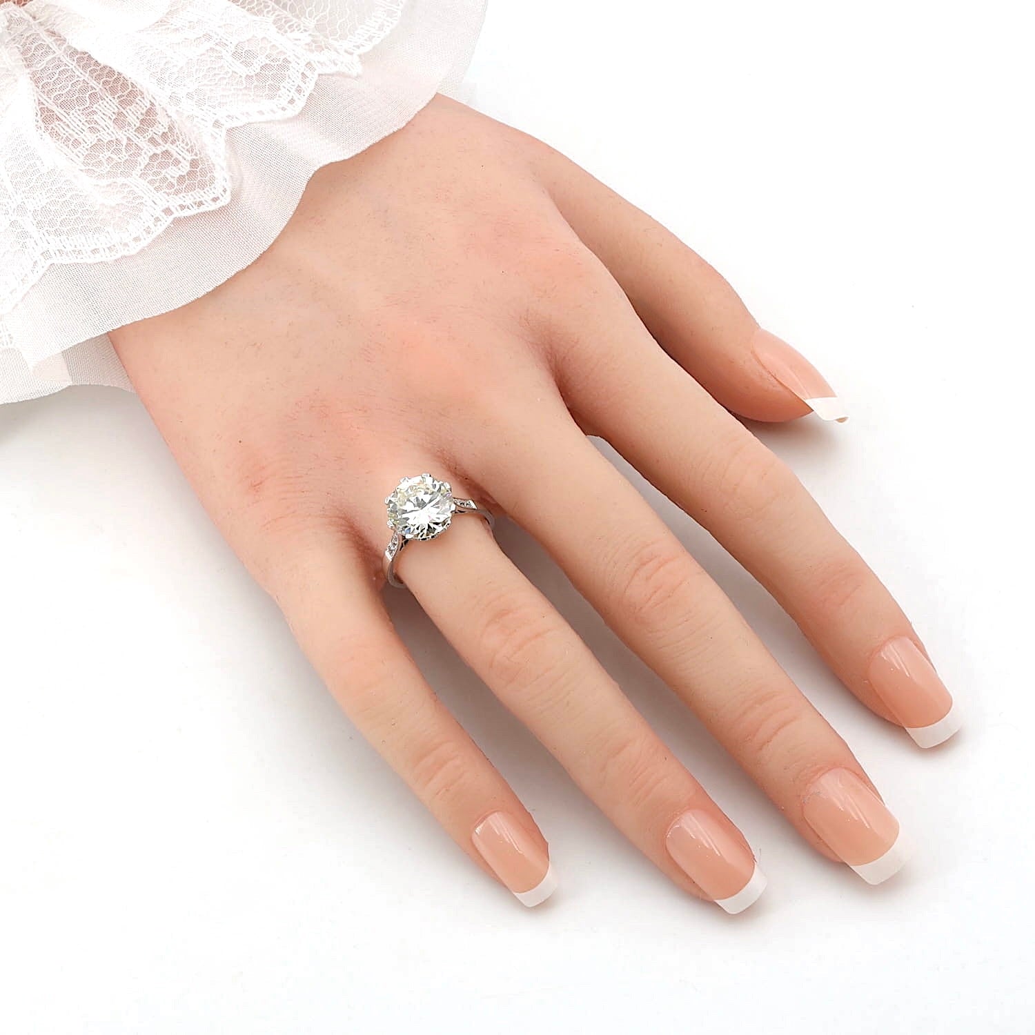 Exklusiver Art Deco Ring in Platin mit einem Brillanten ca. 3,93 ct und Diamanten, an der Hand