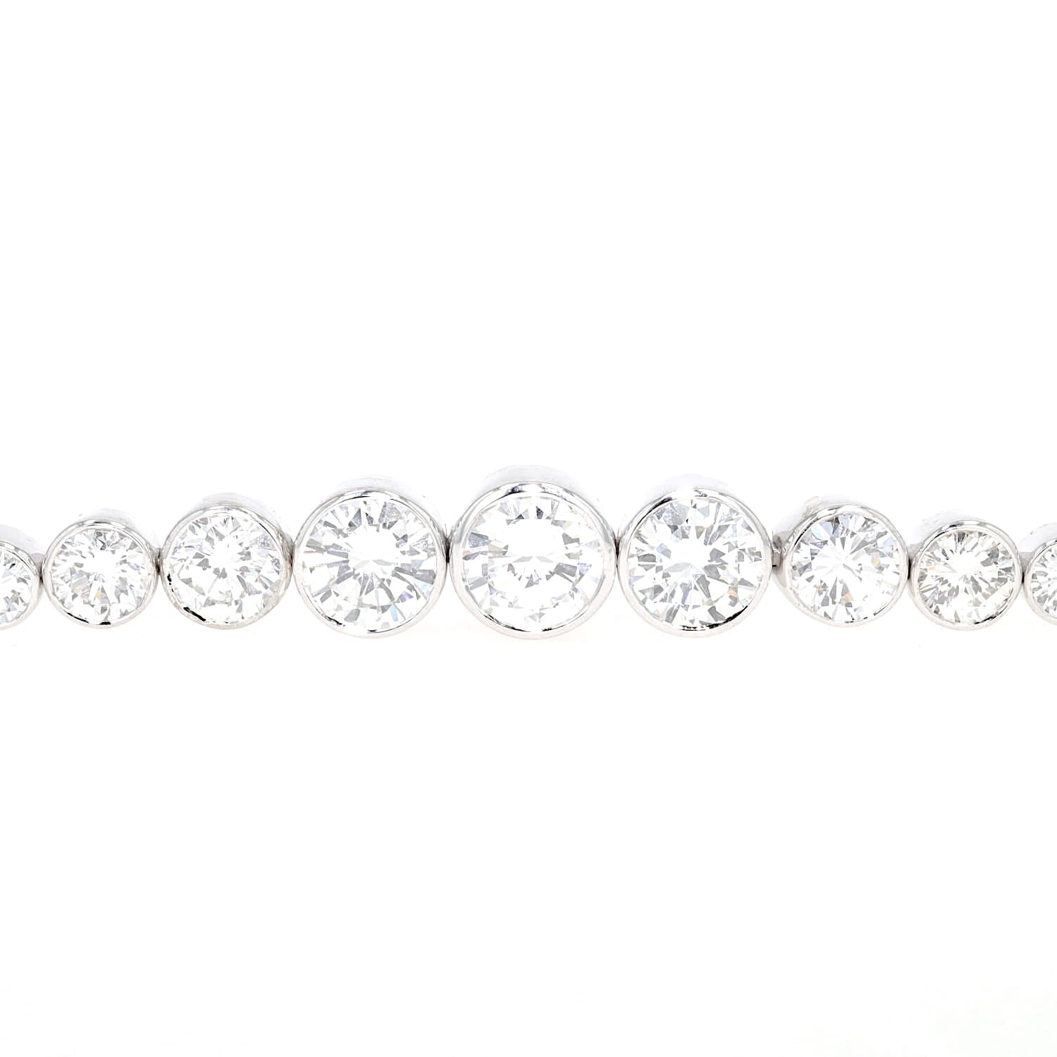 Exklusives Vintage Tennisarmband in 750er Weißgold mit insgesamt ca. 10,9 ct Brillanten in sehr guter Qualität, liegend Ausschnitt Hauptsteine frontal