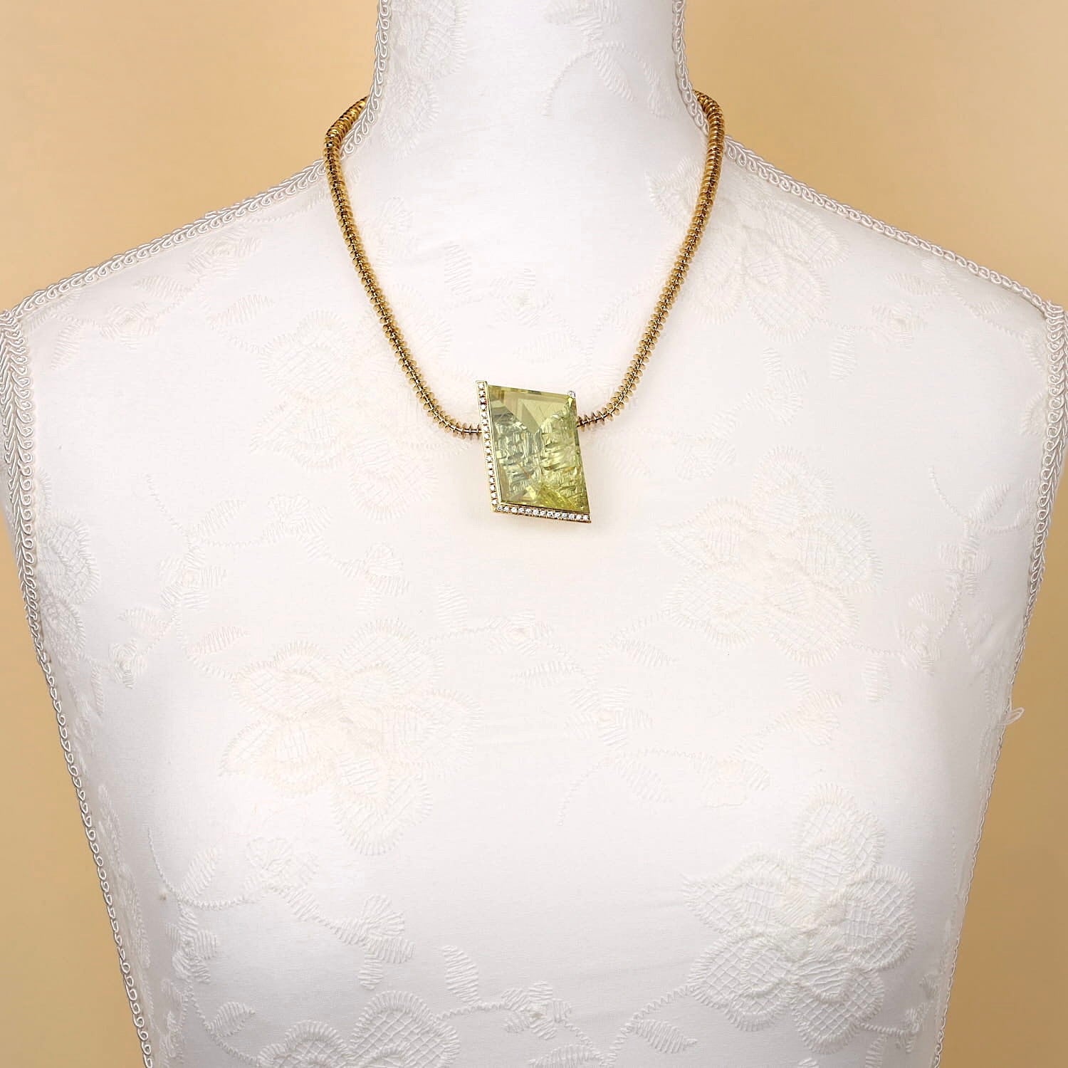 Collier in 750er Gelbgold mit einem Heliodor ca. 98 ct und Brillanten, an der Büste