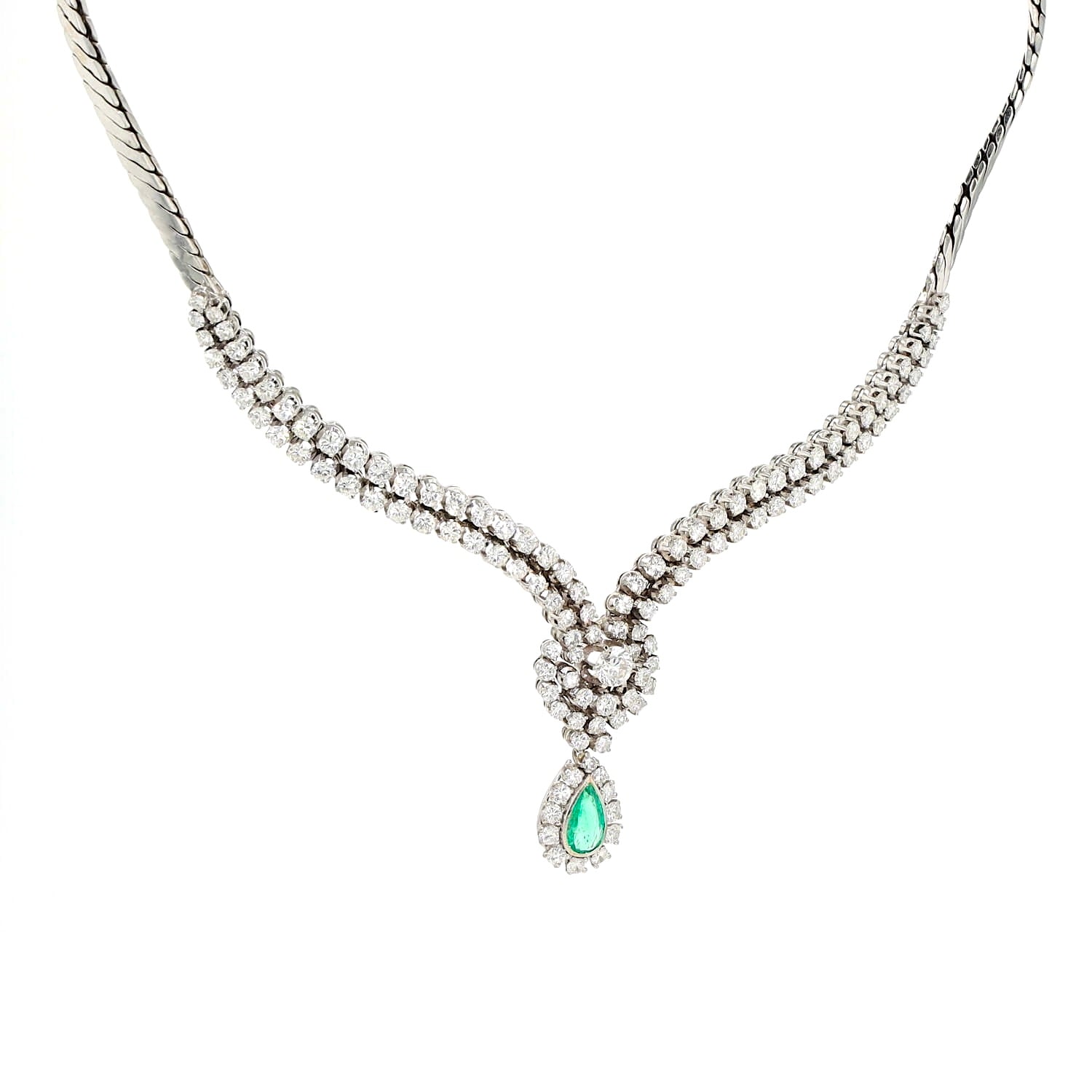 Juwelen-Collier in 750er Weißgold mit ca. 7,0 ct Brillanten und einem Smaragd, hängend rechts gedreht