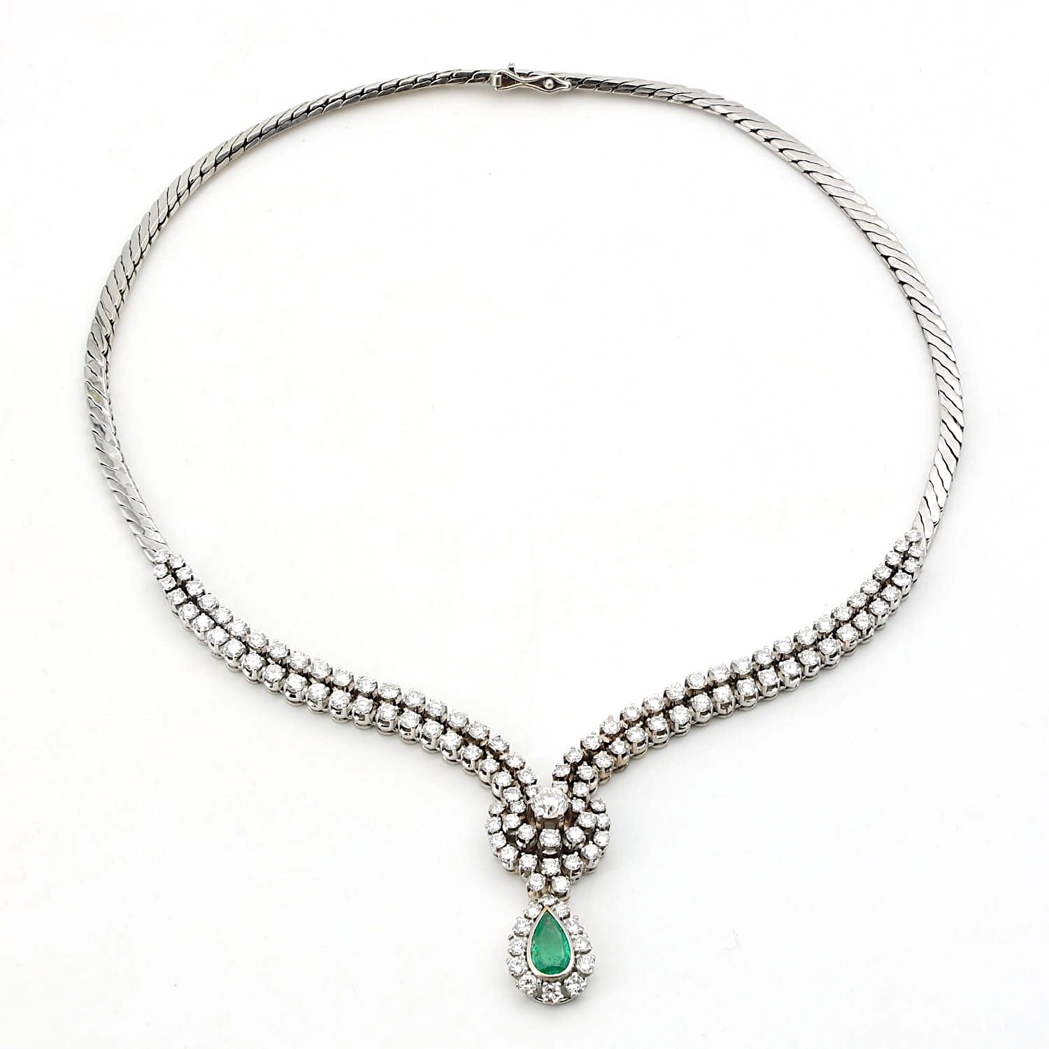 Juwelen-Collier in 750er Weißgold mit ca. 7,0 ct Brillanten und einem Smaragd, liegend geschlossen
