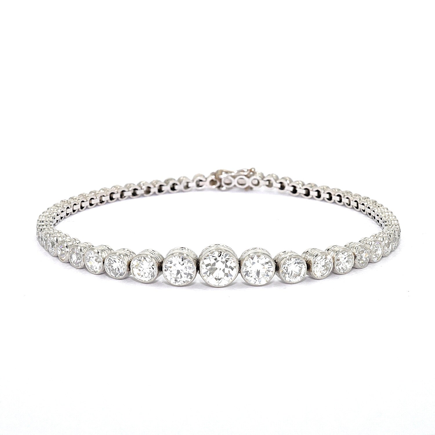 Art Deco Tennisarmband in Platin mit insgesamt ca. 5,1 ct Diamanten im Altschliff, liegend frontal