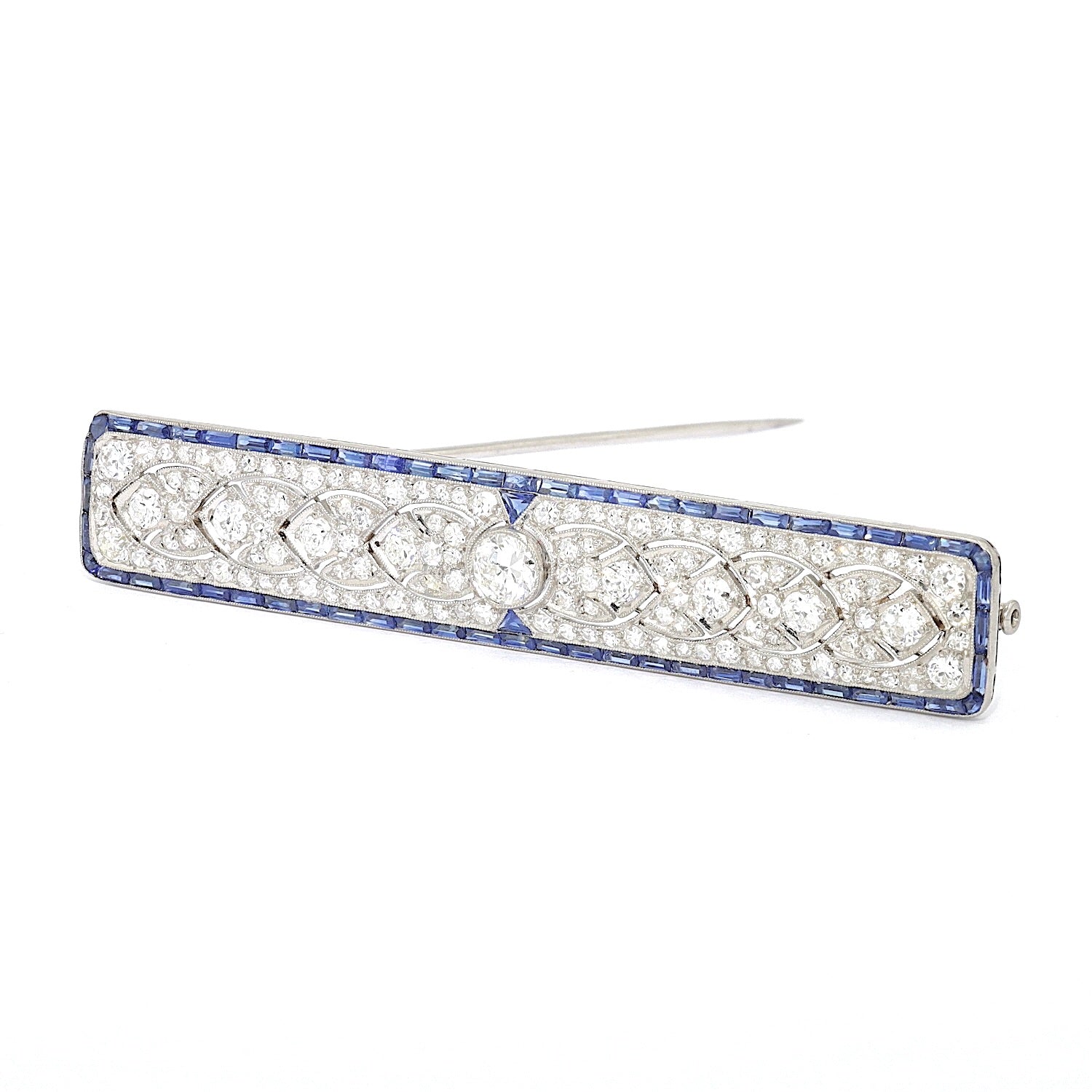 Large Art Déco brooch in 900 platinum with a total of approx. 2.7 ct diamonds and 62 sapphires