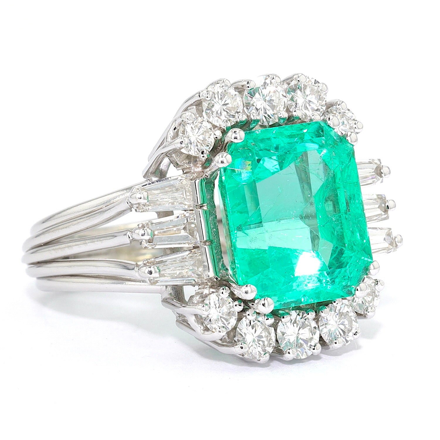 Vintage ring in platinum with a Colombian emerald approx. 5.3 ct, brilliants and diamonds