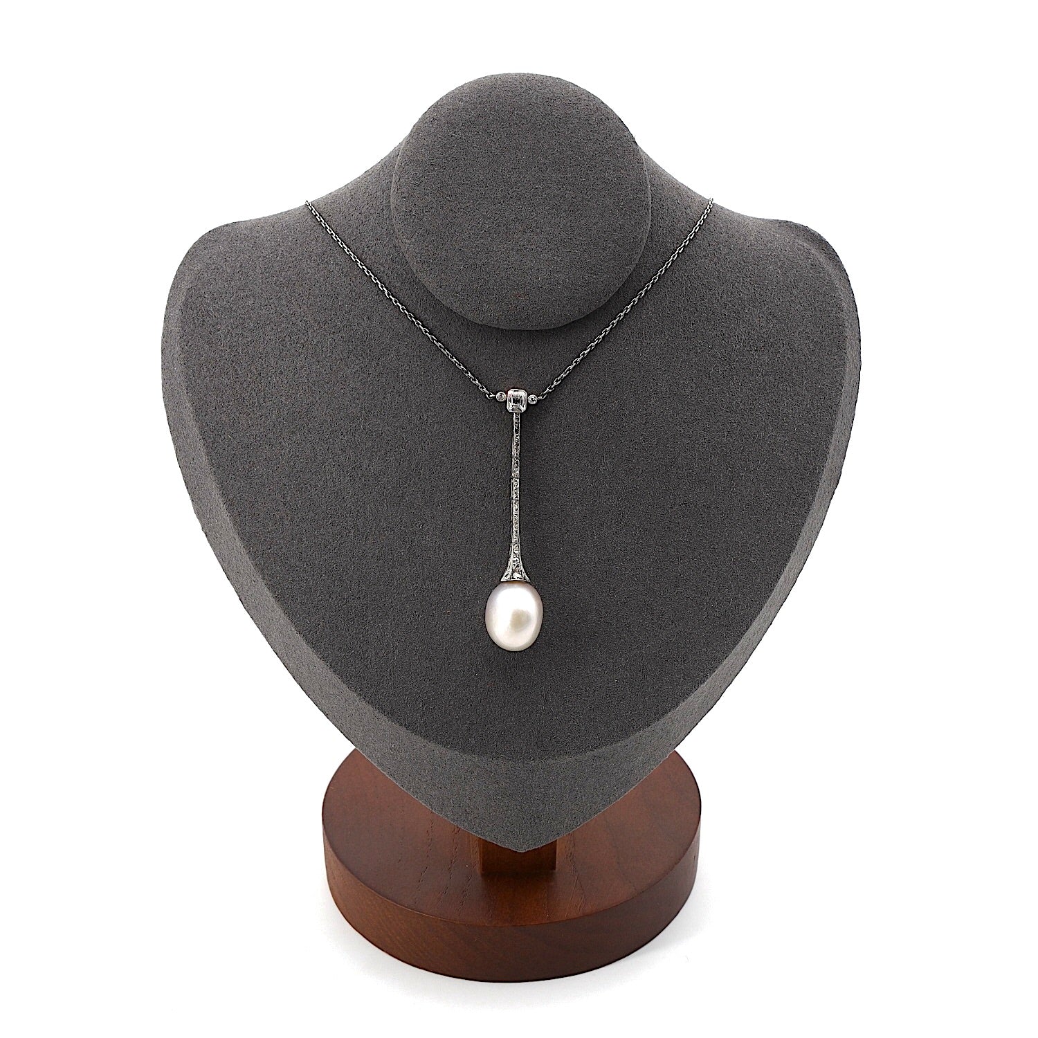 Art Deco necklace in platinum with a large natural pearl and diamonds