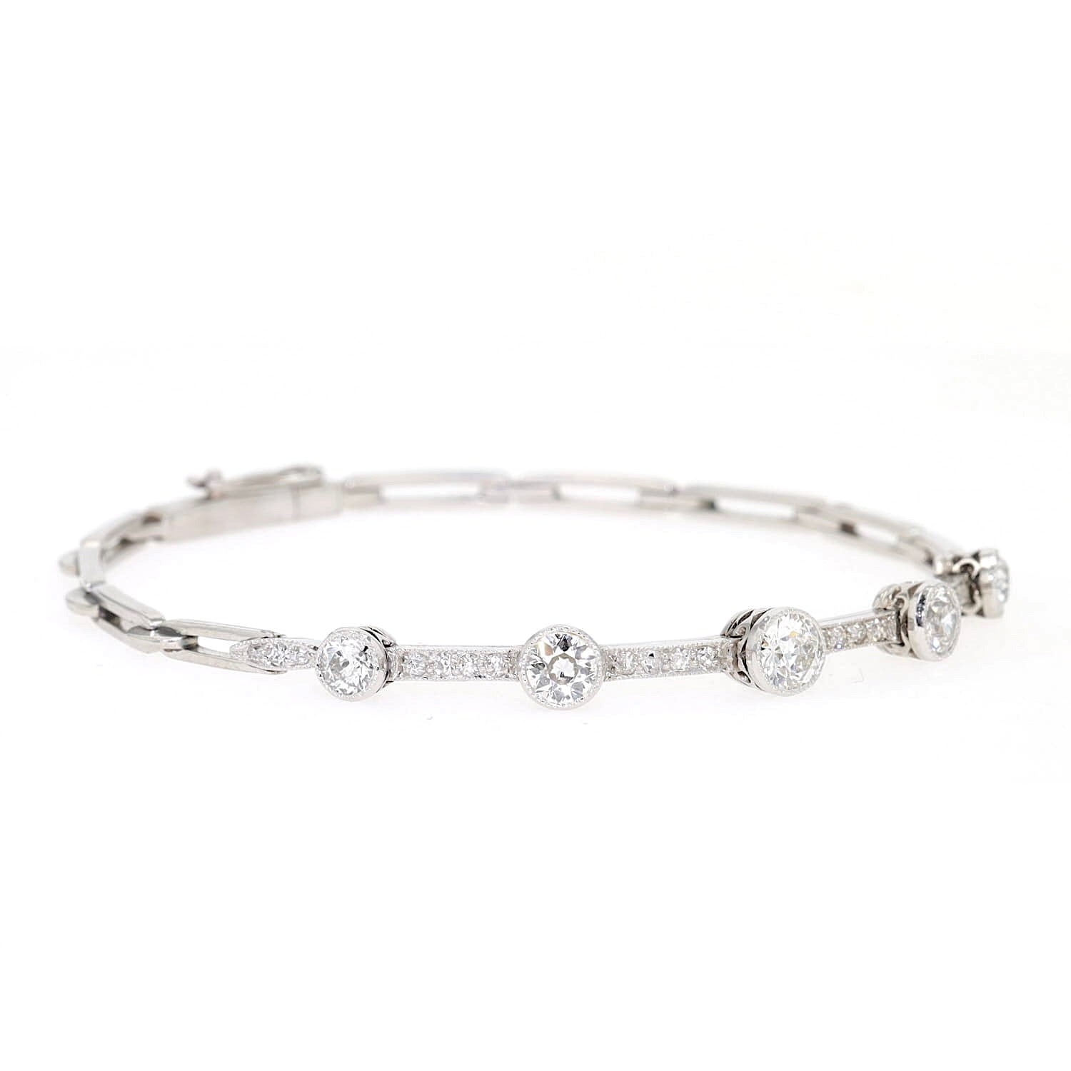 Belle Epoque Armband aus Platin mit Diamanten, liegend rechts gedreht